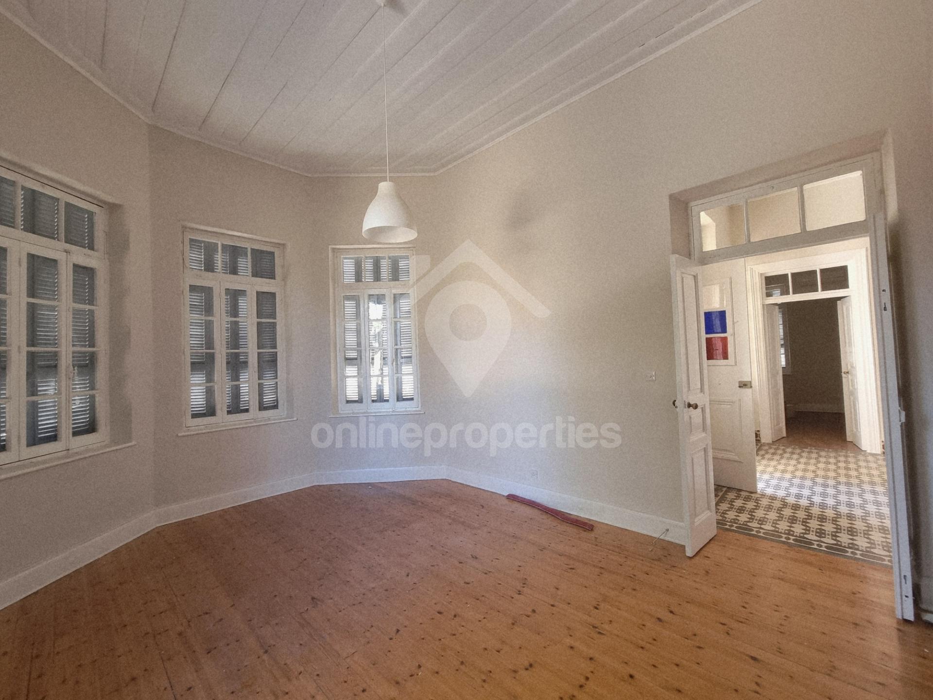 To change image, hover mouse over thumbnails below