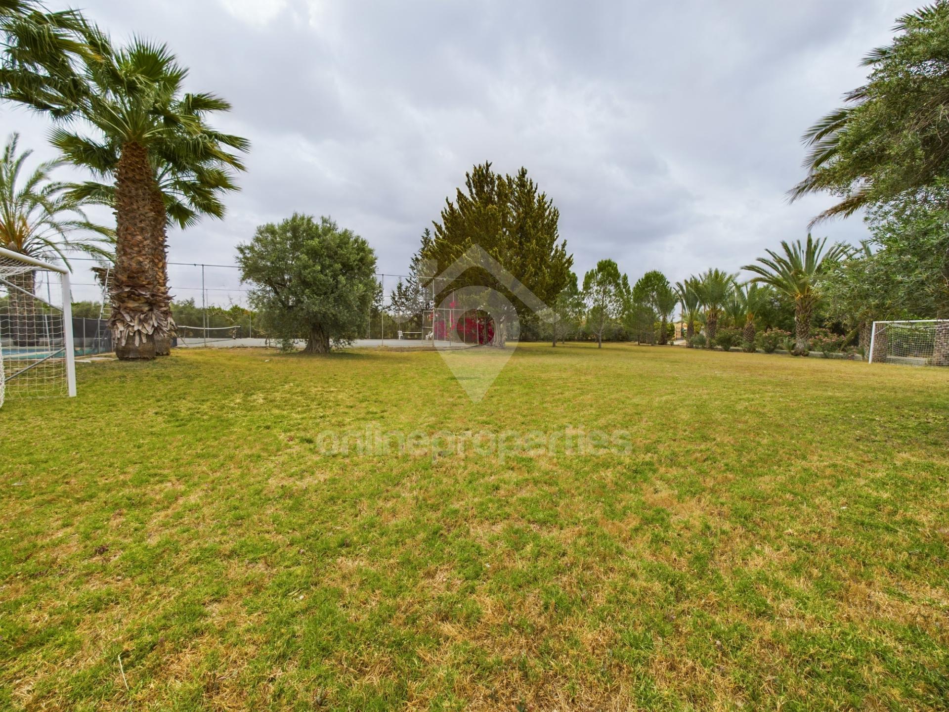 To change image, hover mouse over thumbnails below