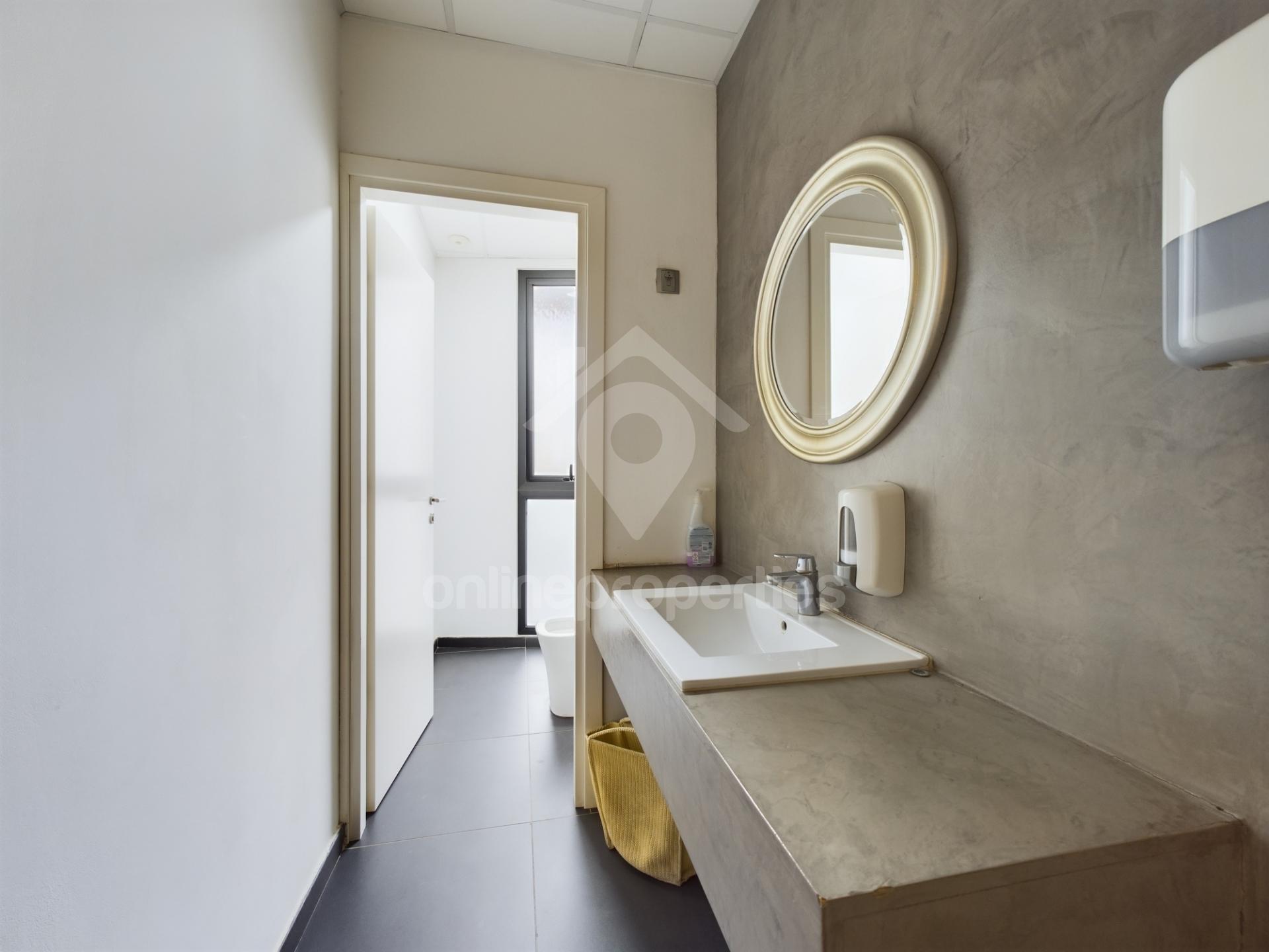 To change image, hover mouse over thumbnails below