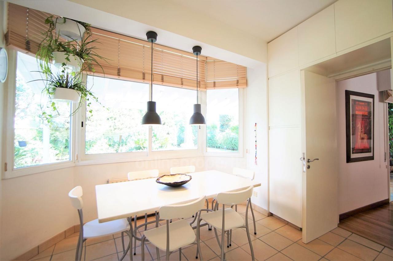 To change image, hover mouse over thumbnails below