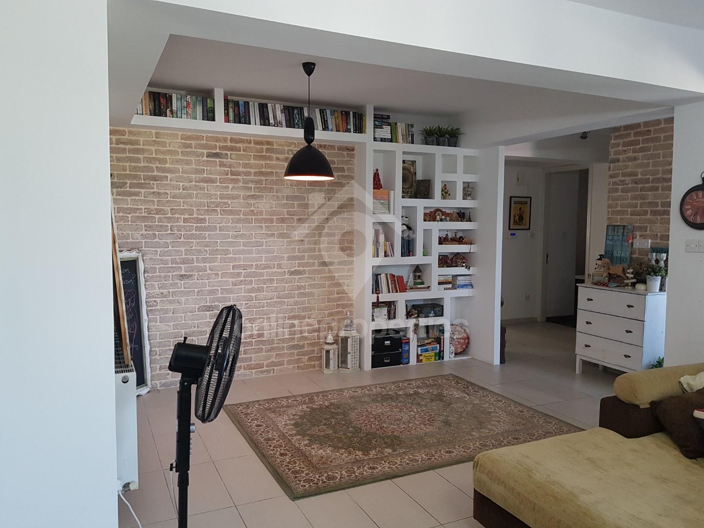 To change image, hover mouse over thumbnails below