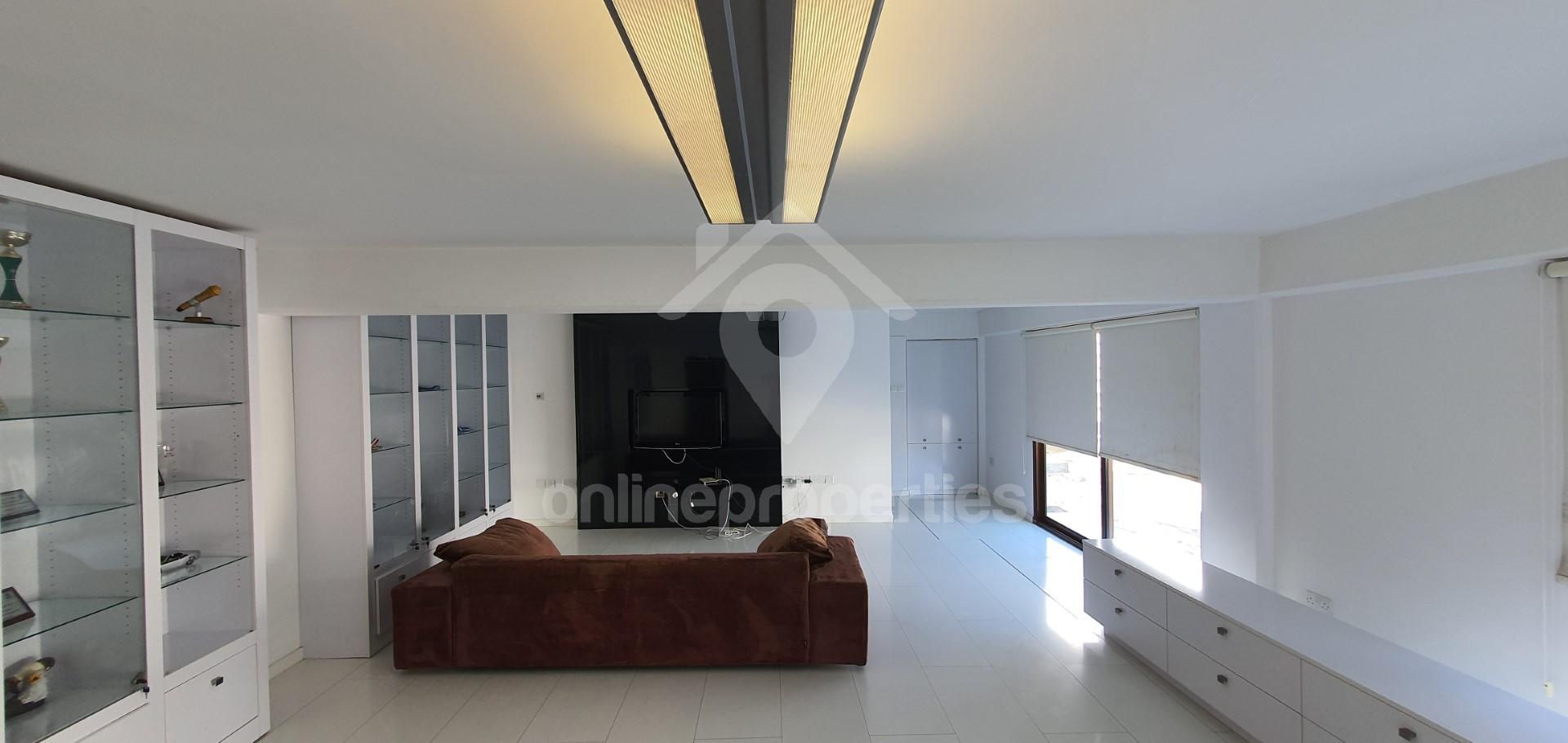 To change image, hover mouse over thumbnails below