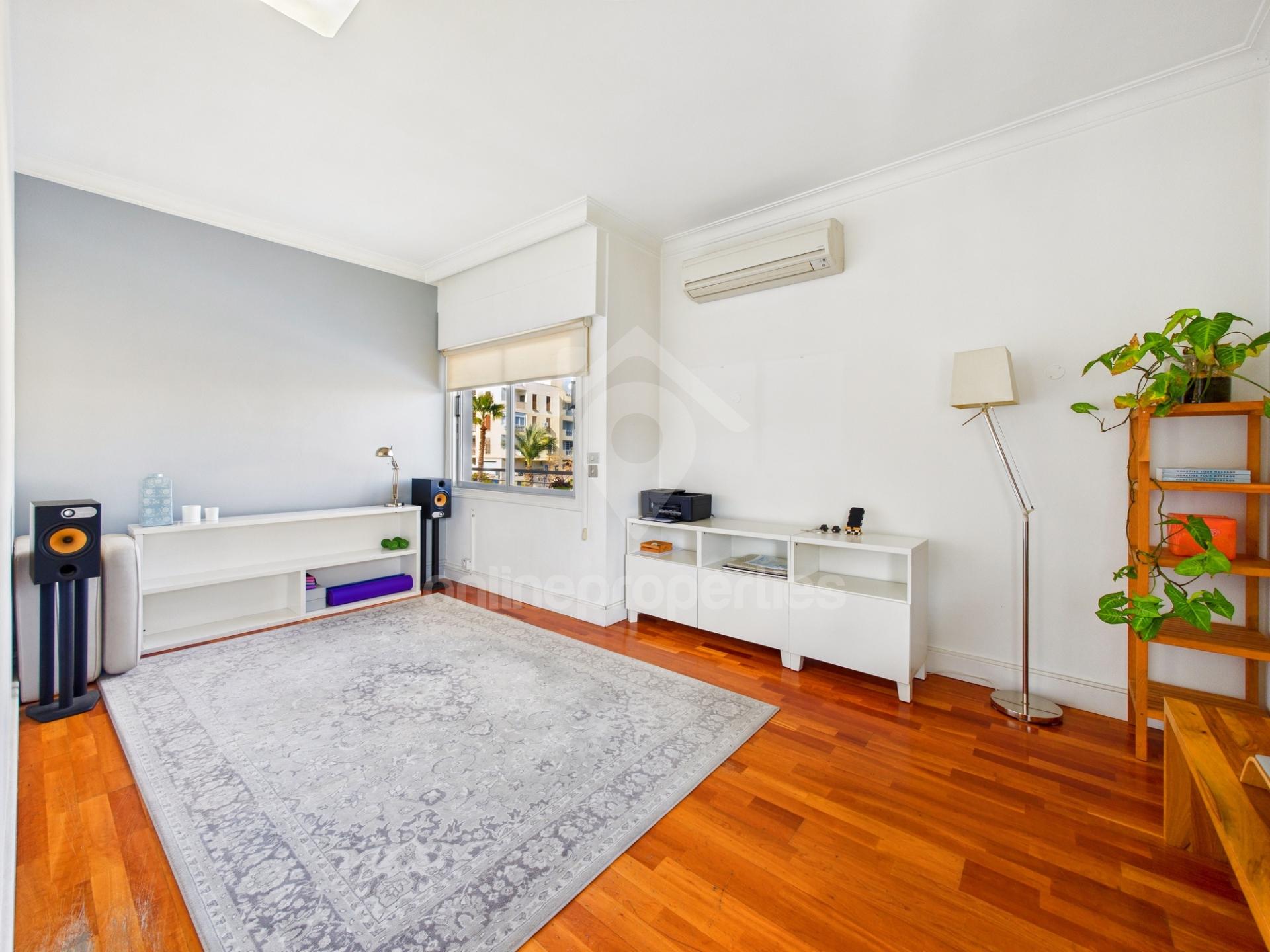 To change image, hover mouse over thumbnails below