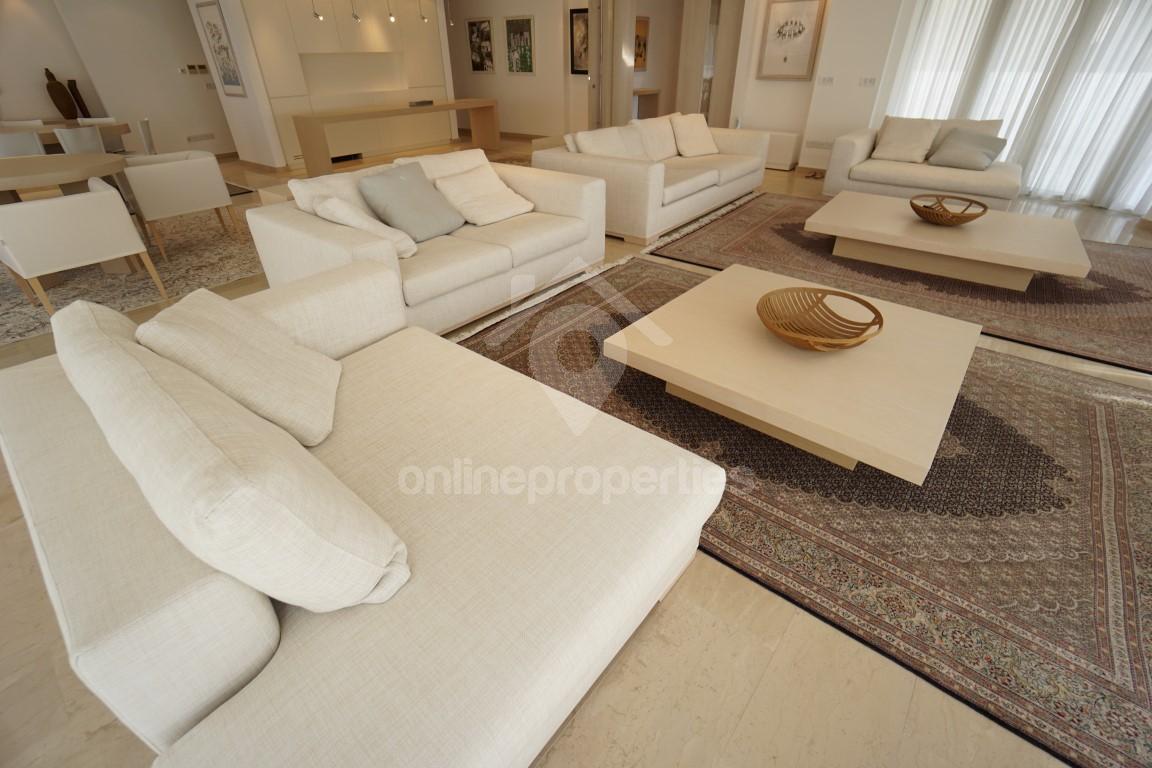 To change image, hover mouse over thumbnails below