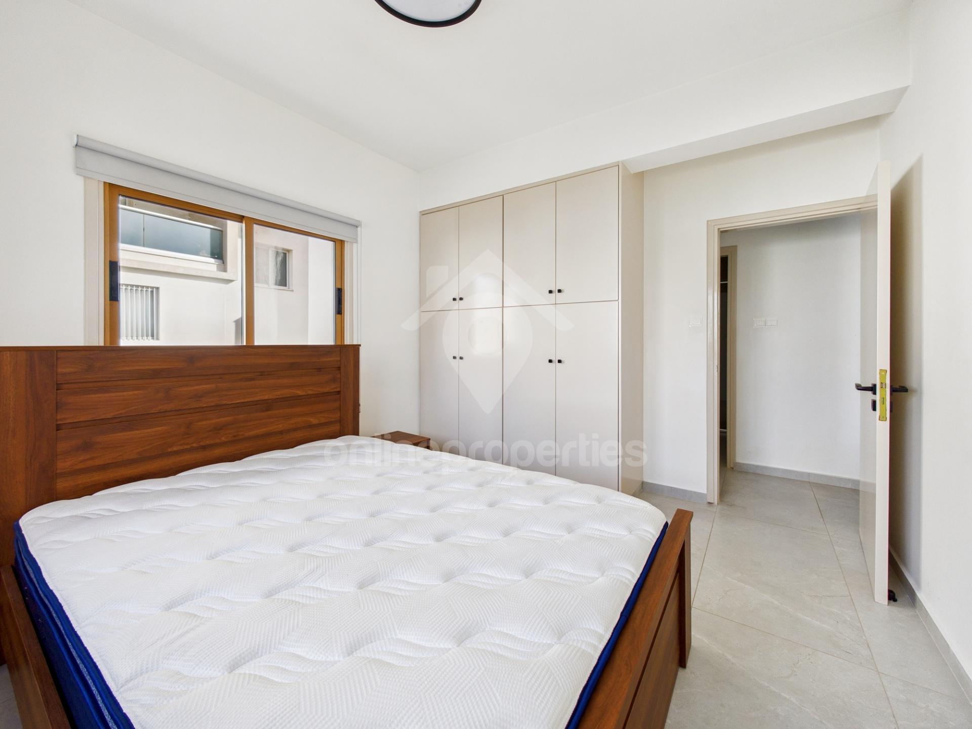 To change image, hover mouse over thumbnails below