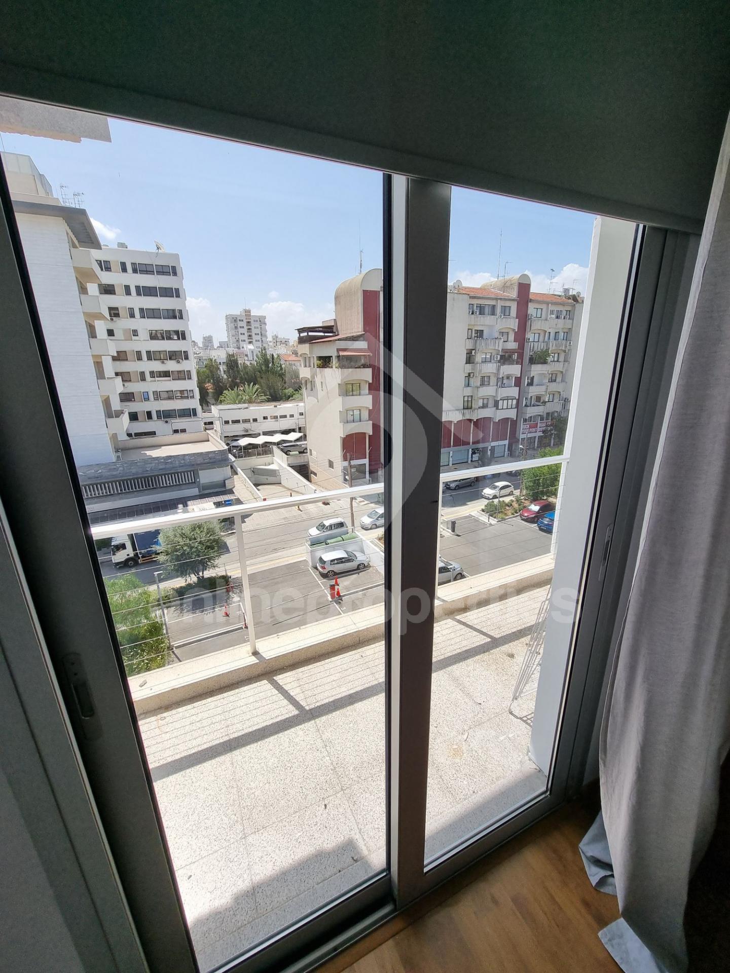 To change image, hover mouse over thumbnails below