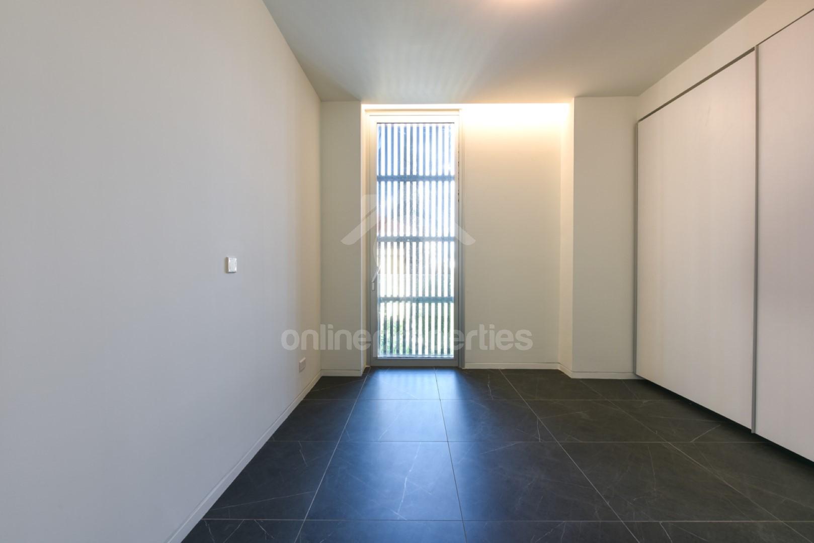 To change image, hover mouse over thumbnails below