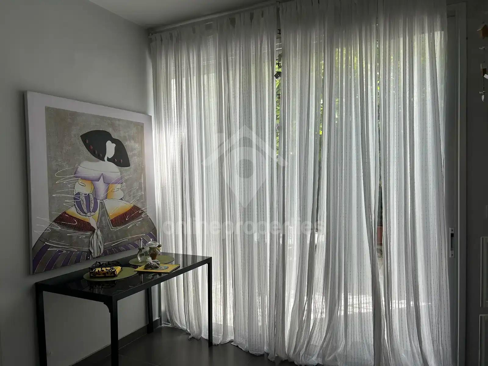 To change image, hover mouse over thumbnails below