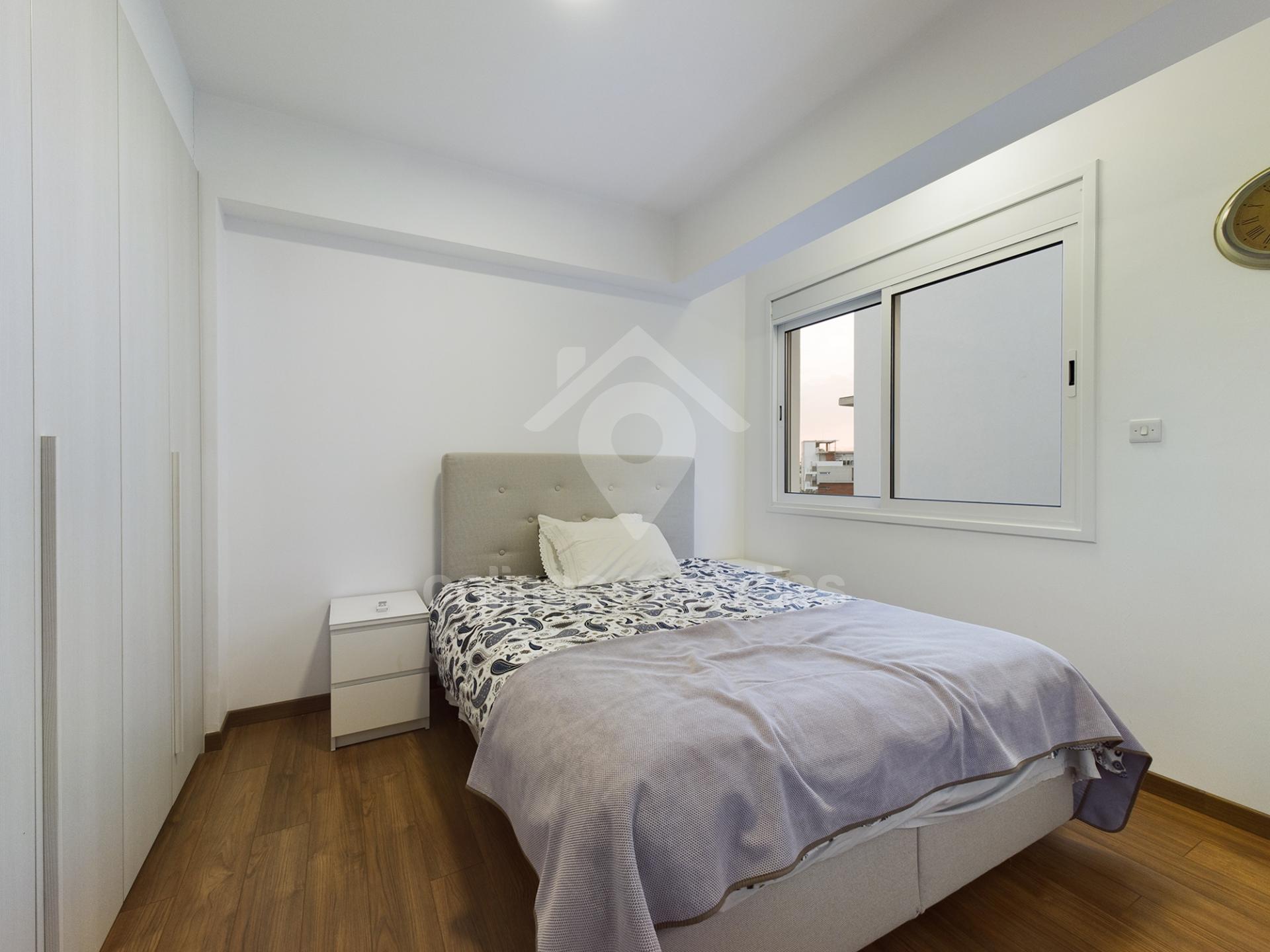 To change image, hover mouse over thumbnails below