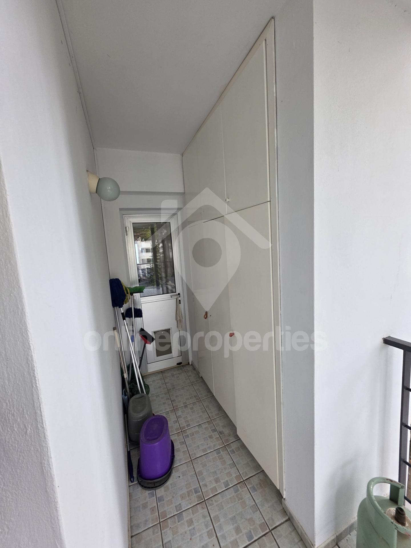 To change image, hover mouse over thumbnails below