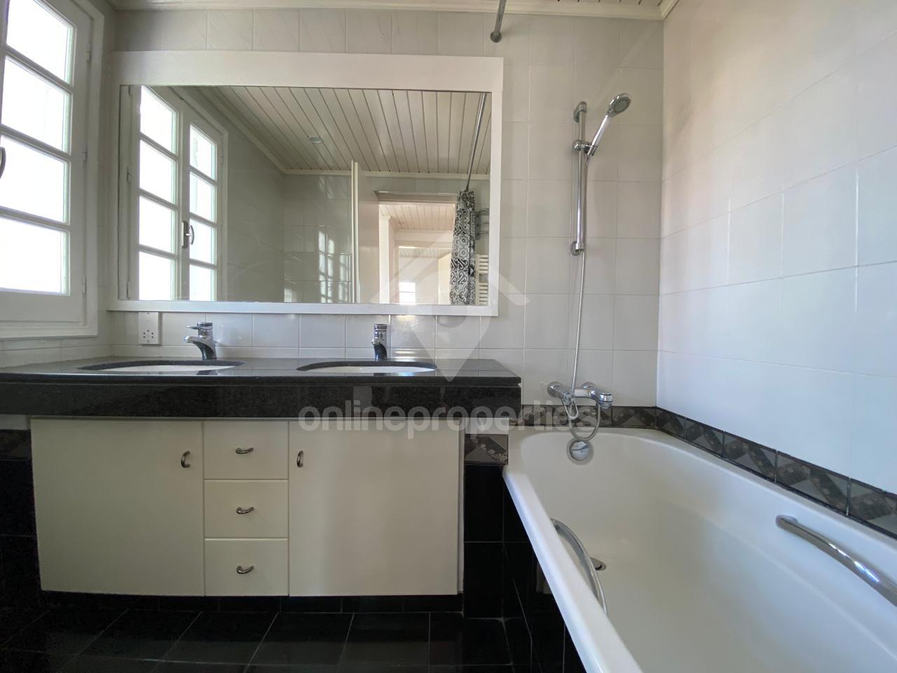 To change image, hover mouse over thumbnails below