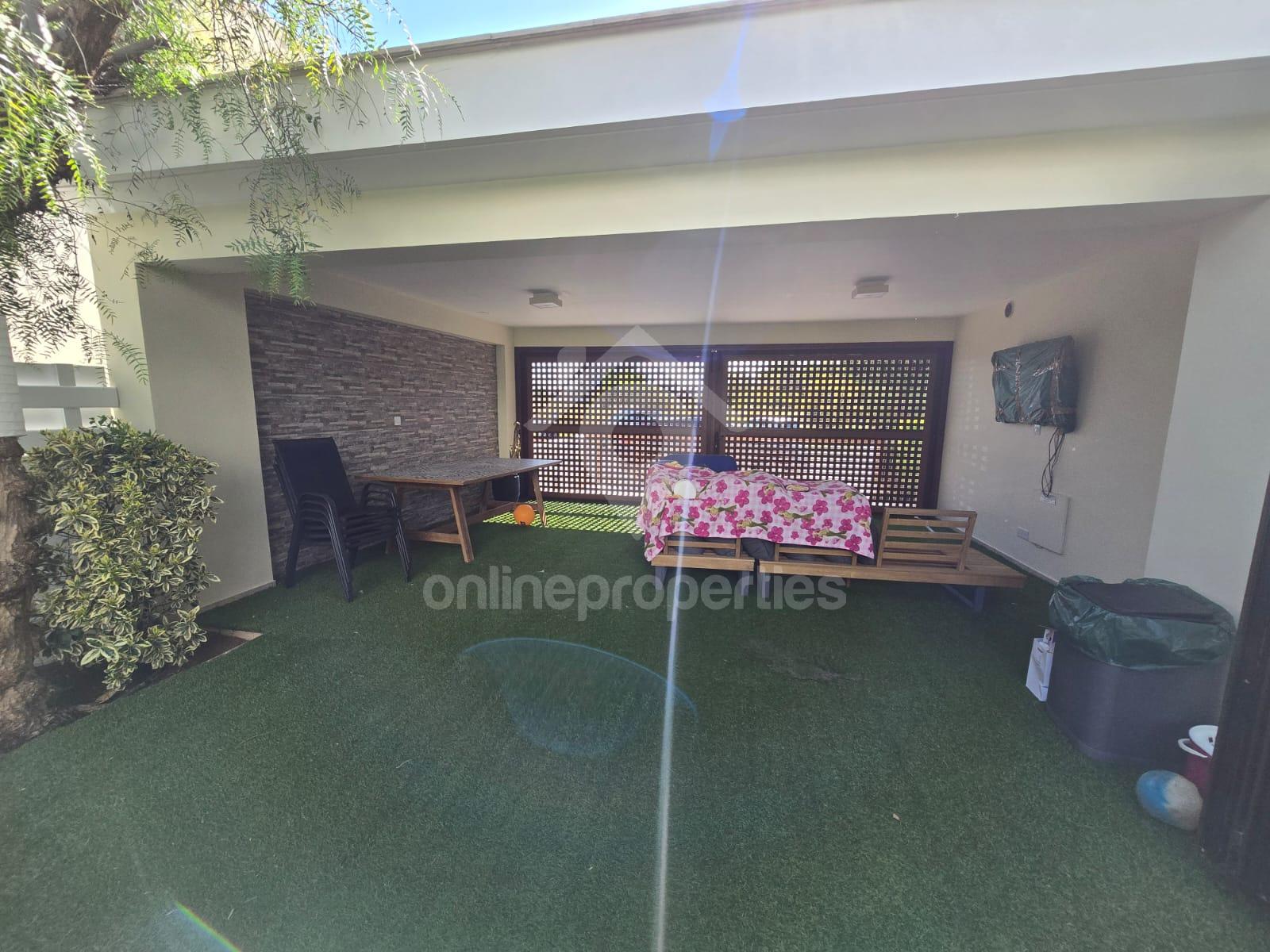 To change image, hover mouse over thumbnails below