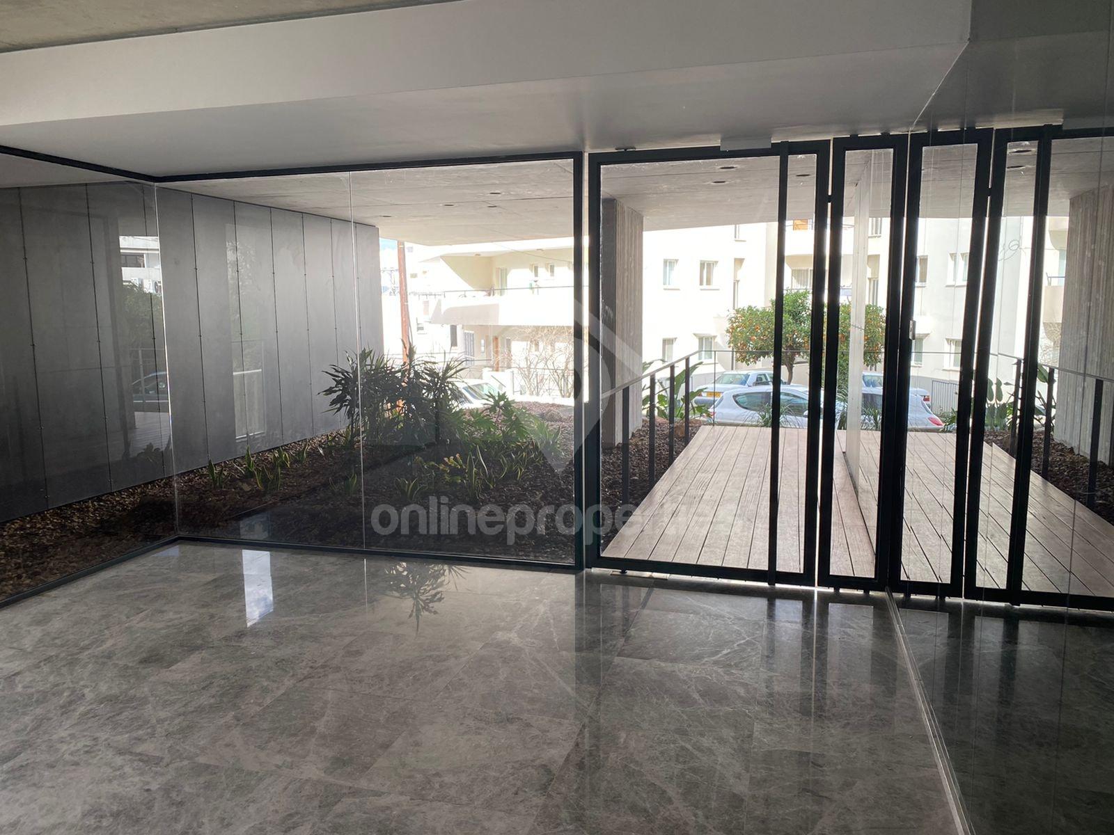 To change image, hover mouse over thumbnails below