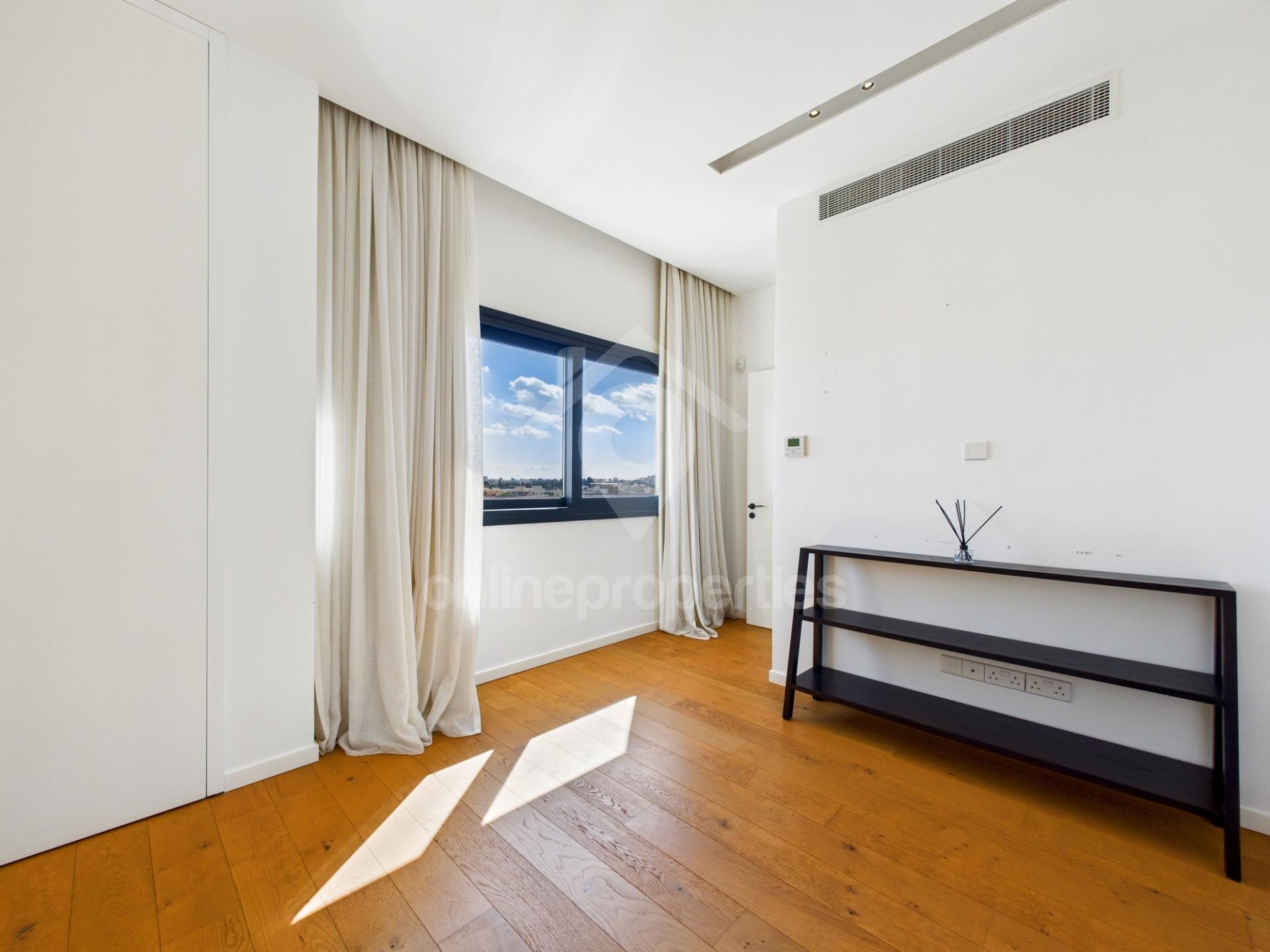 To change image, hover mouse over thumbnails below