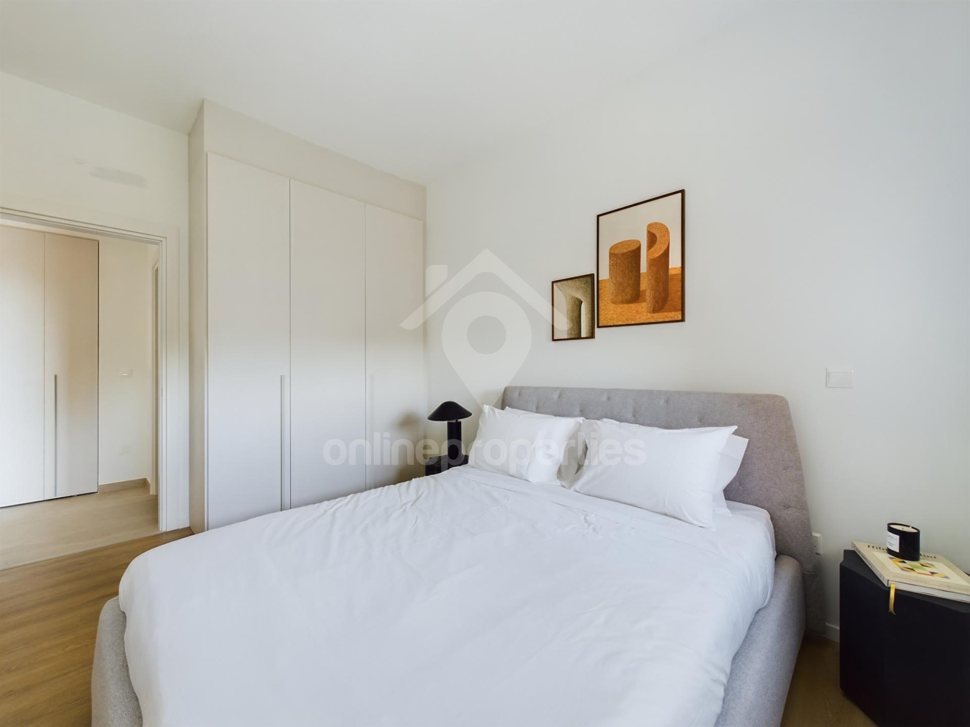 To change image, hover mouse over thumbnails below