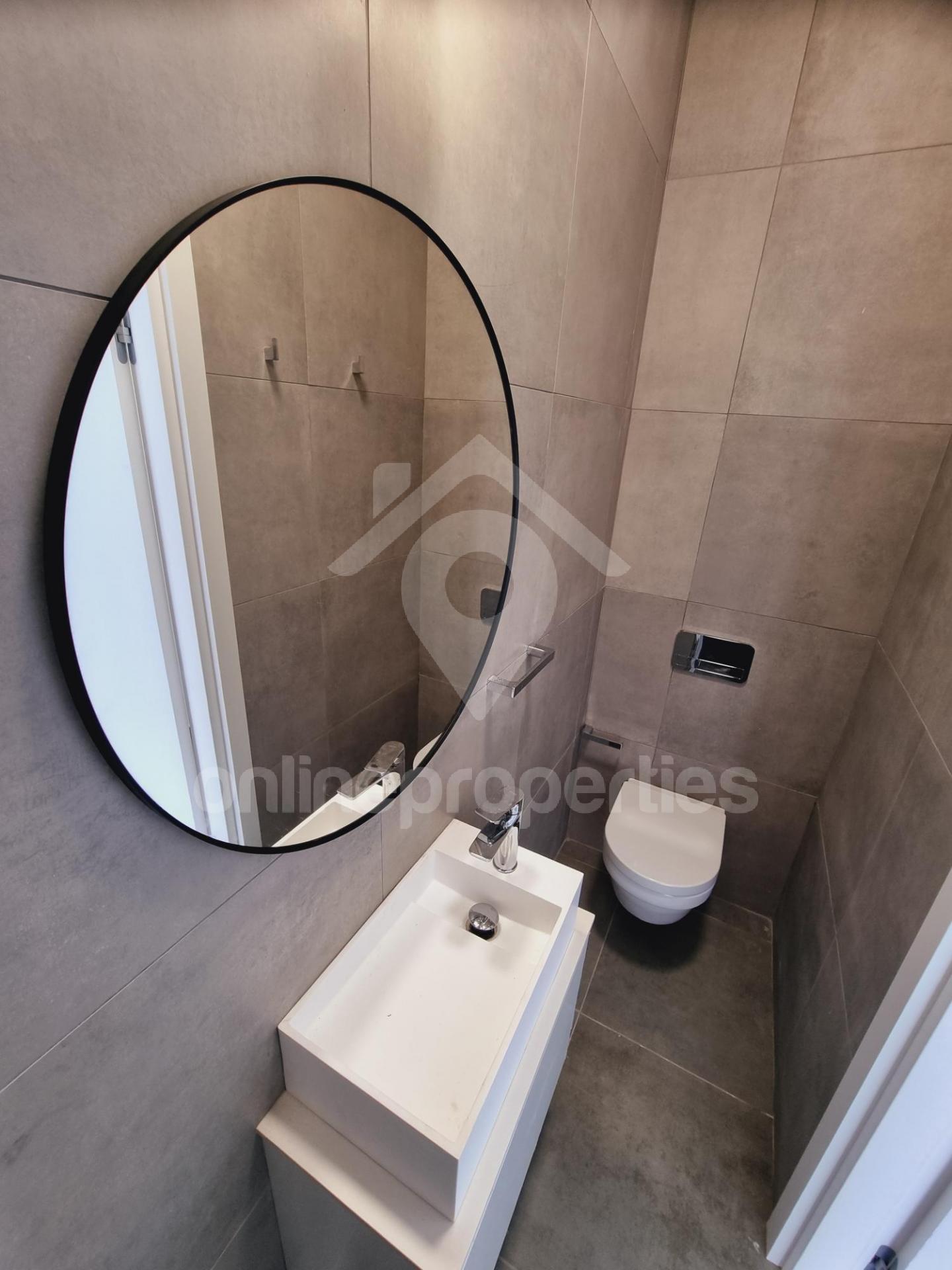 To change image, hover mouse over thumbnails below