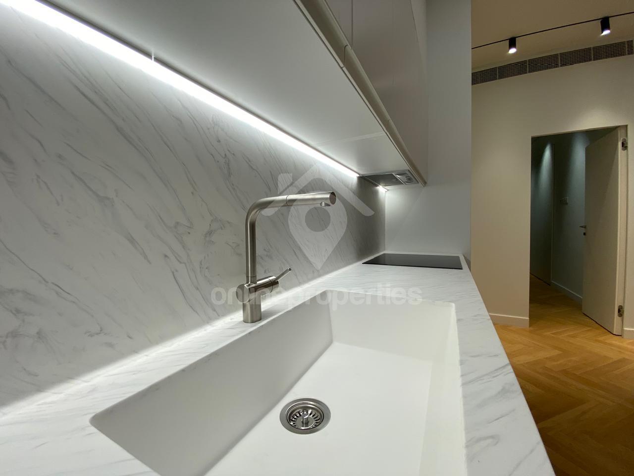 To change image, hover mouse over thumbnails below