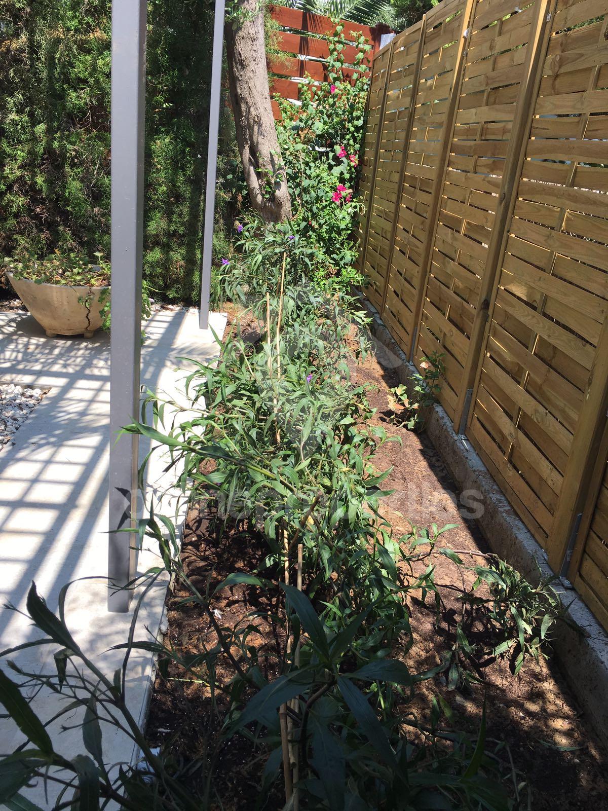 To change image, hover mouse over thumbnails below