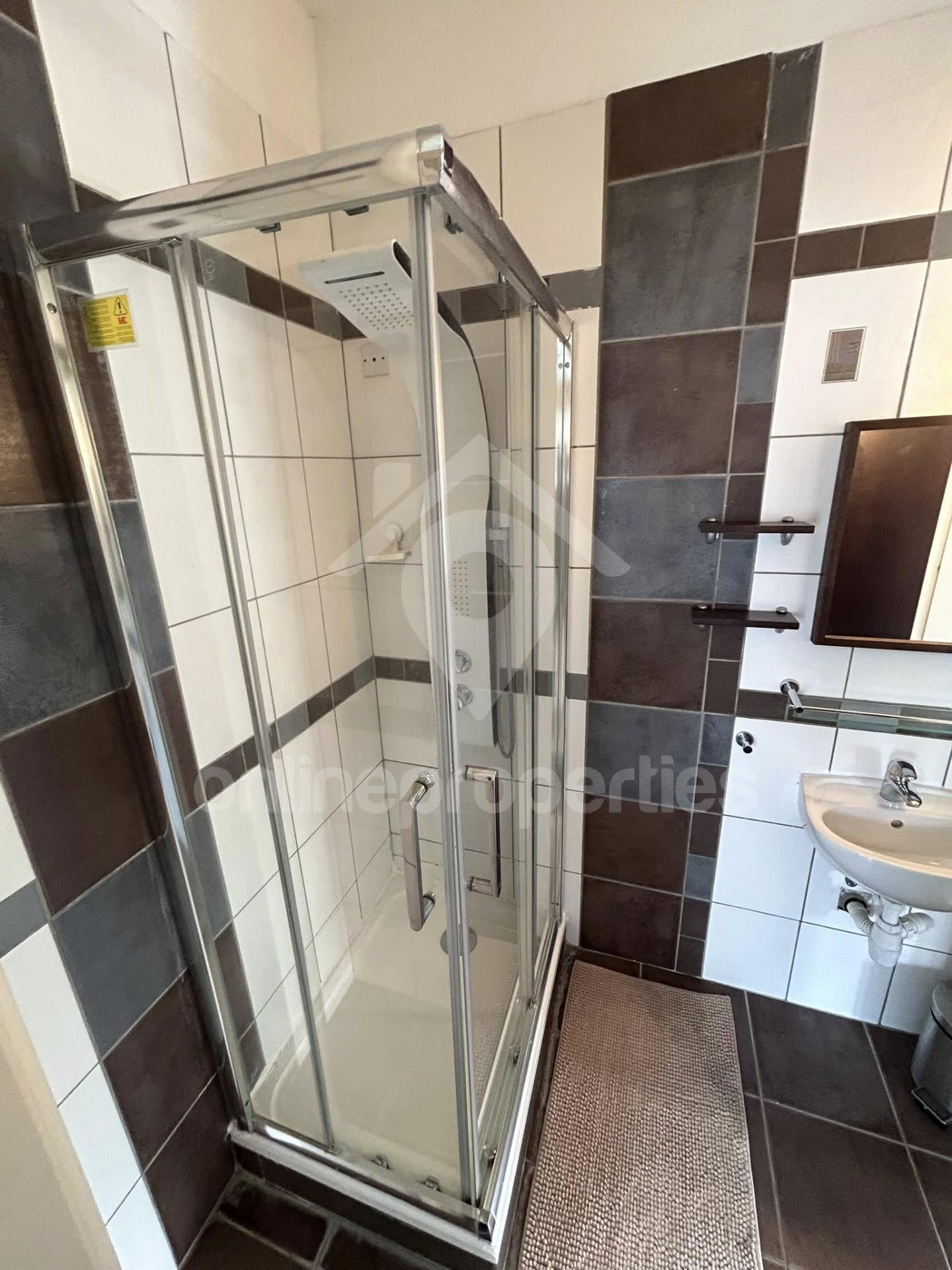 To change image, hover mouse over thumbnails below