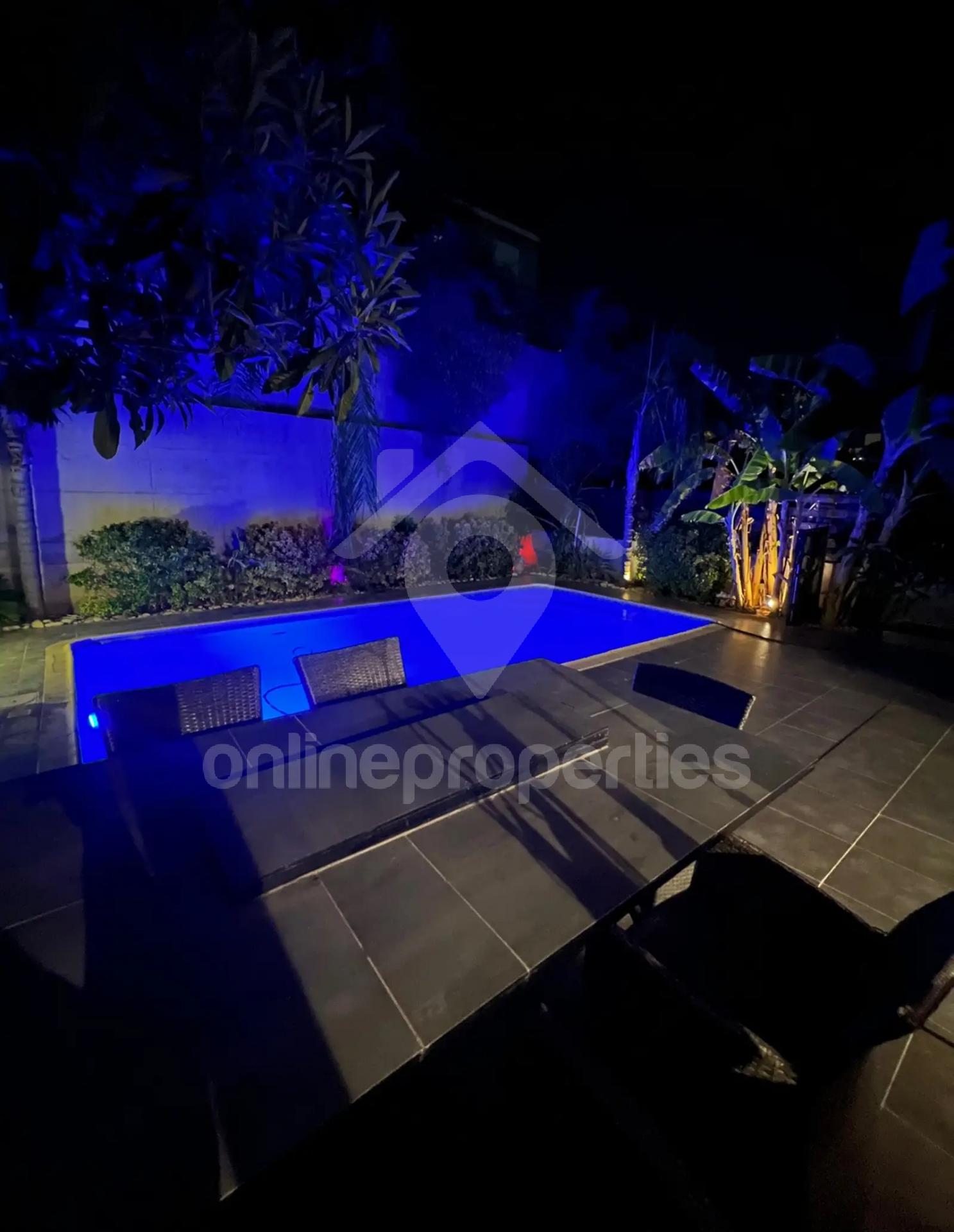 To change image, hover mouse over thumbnails below