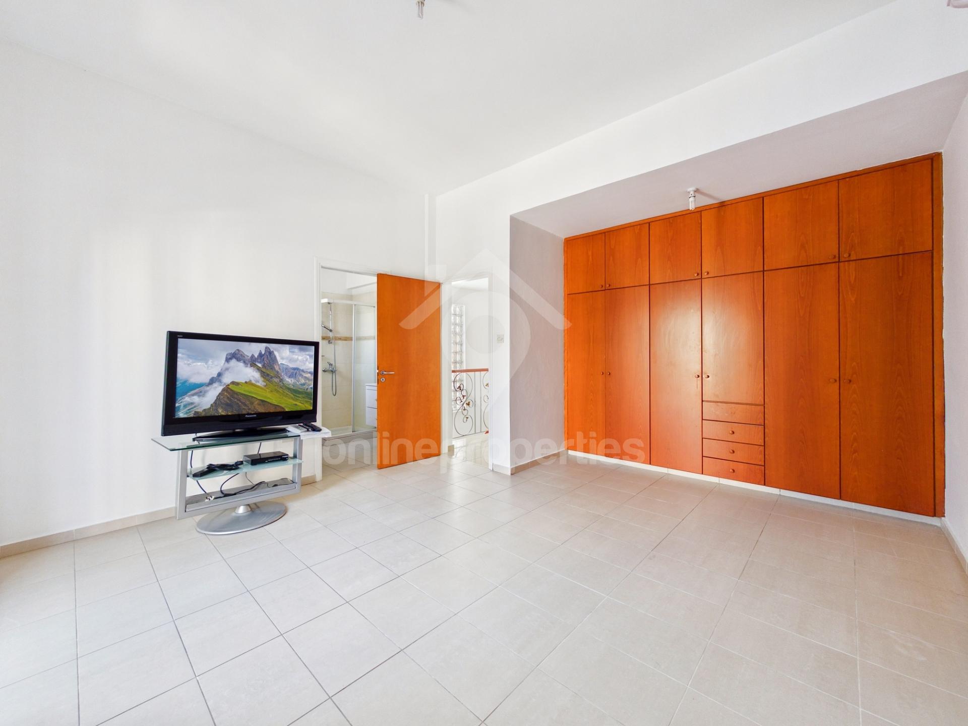 To change image, hover mouse over thumbnails below