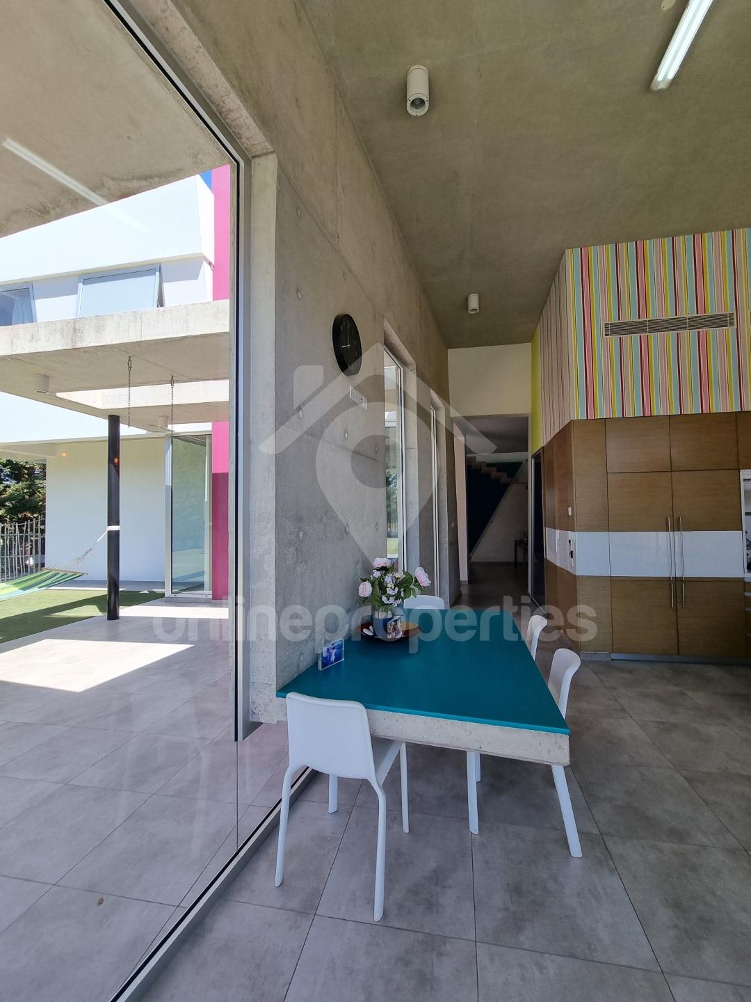 To change image, hover mouse over thumbnails below