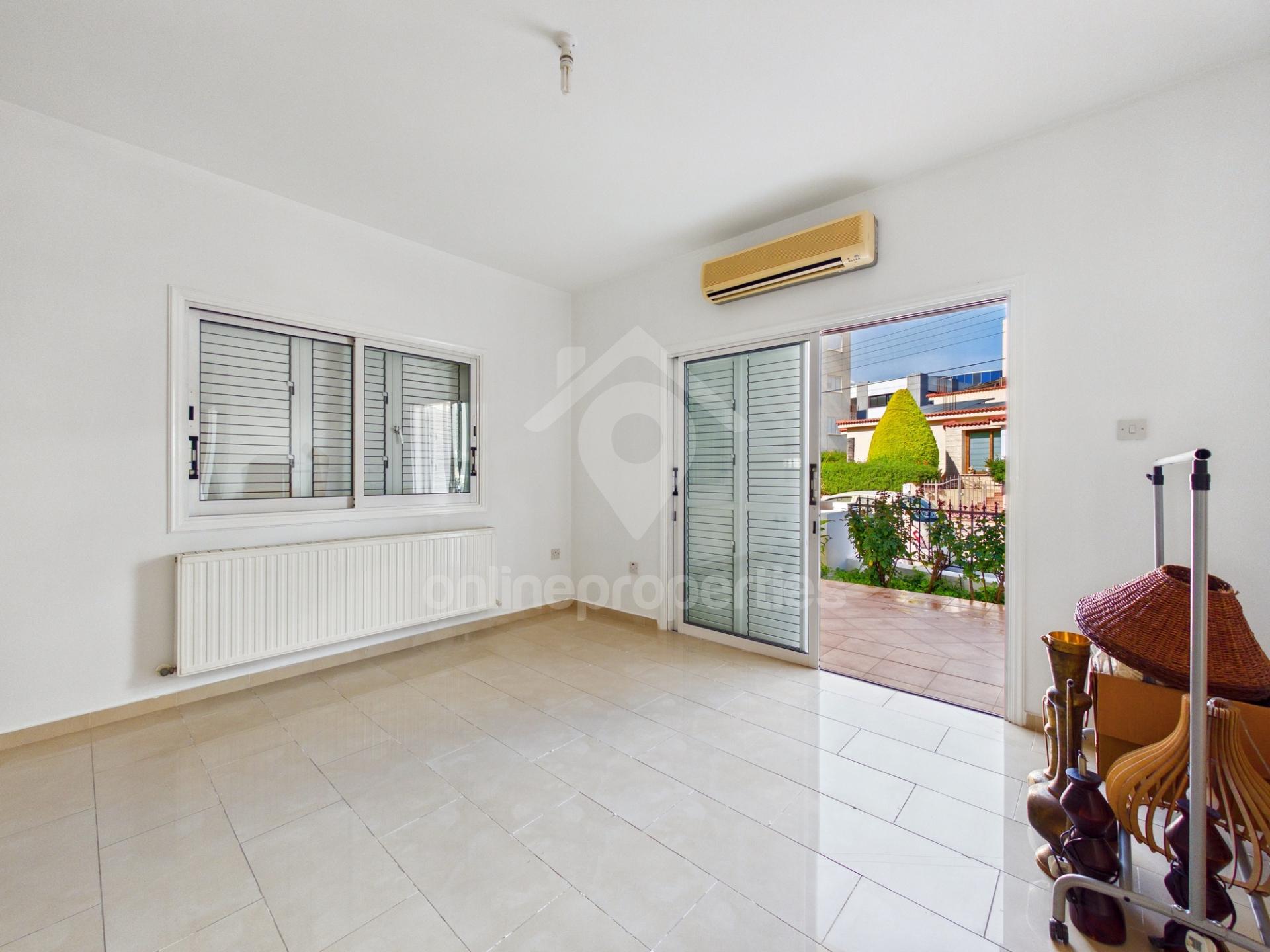 To change image, hover mouse over thumbnails below