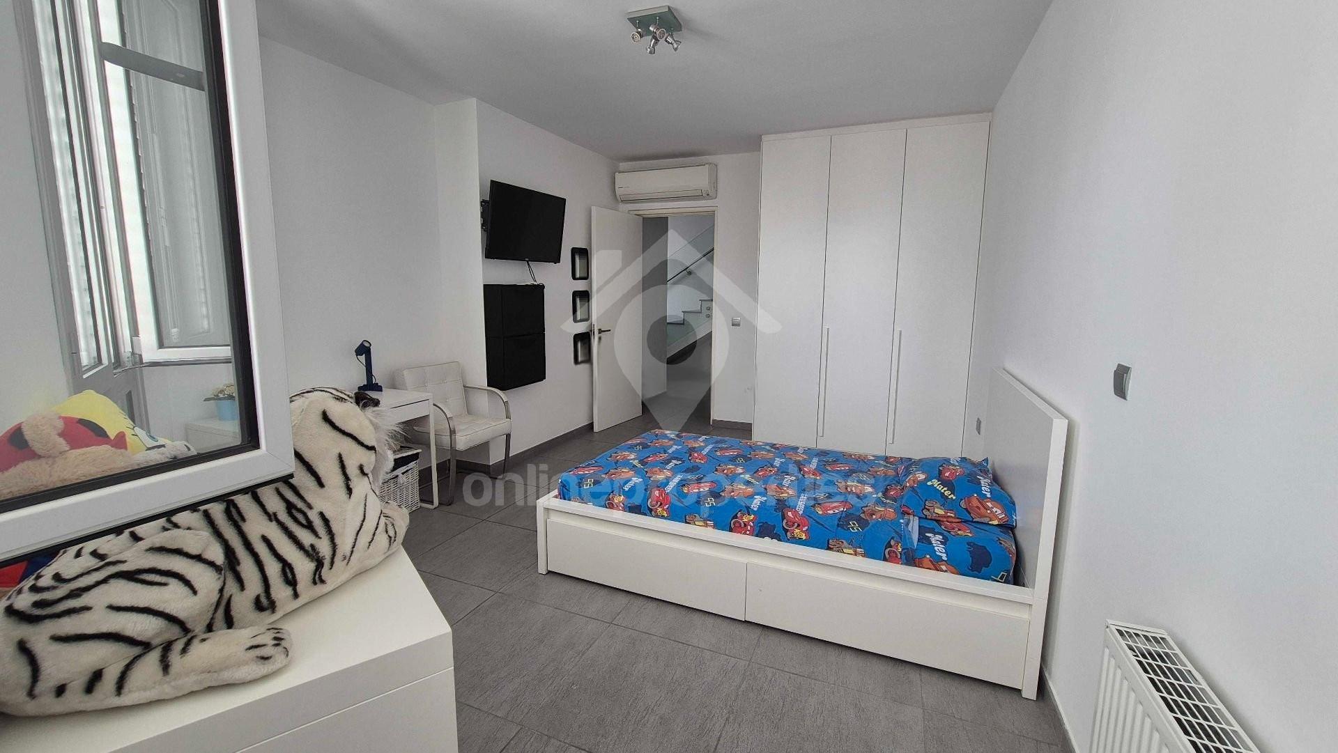 To change image, hover mouse over thumbnails below