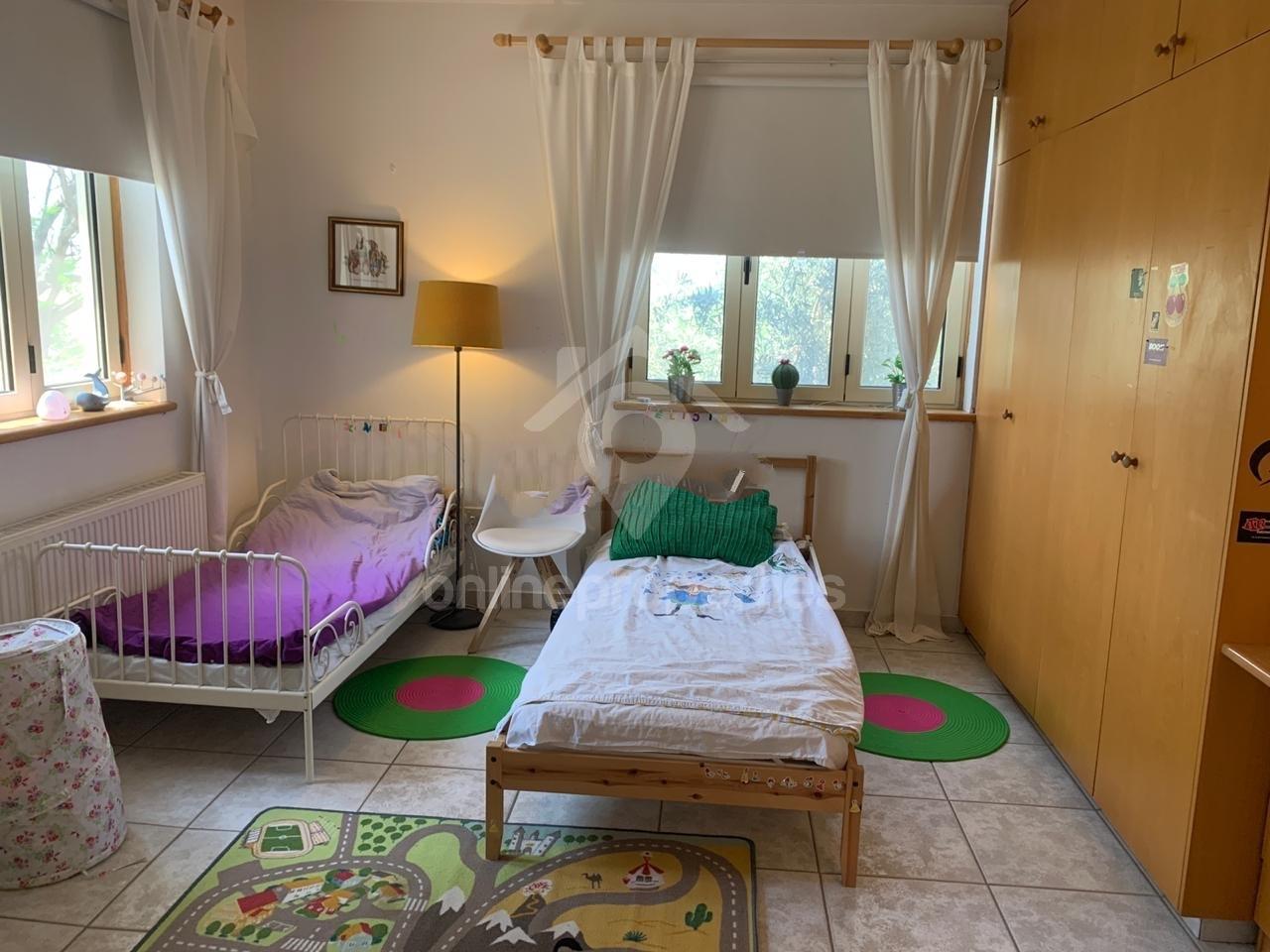 To change image, hover mouse over thumbnails below