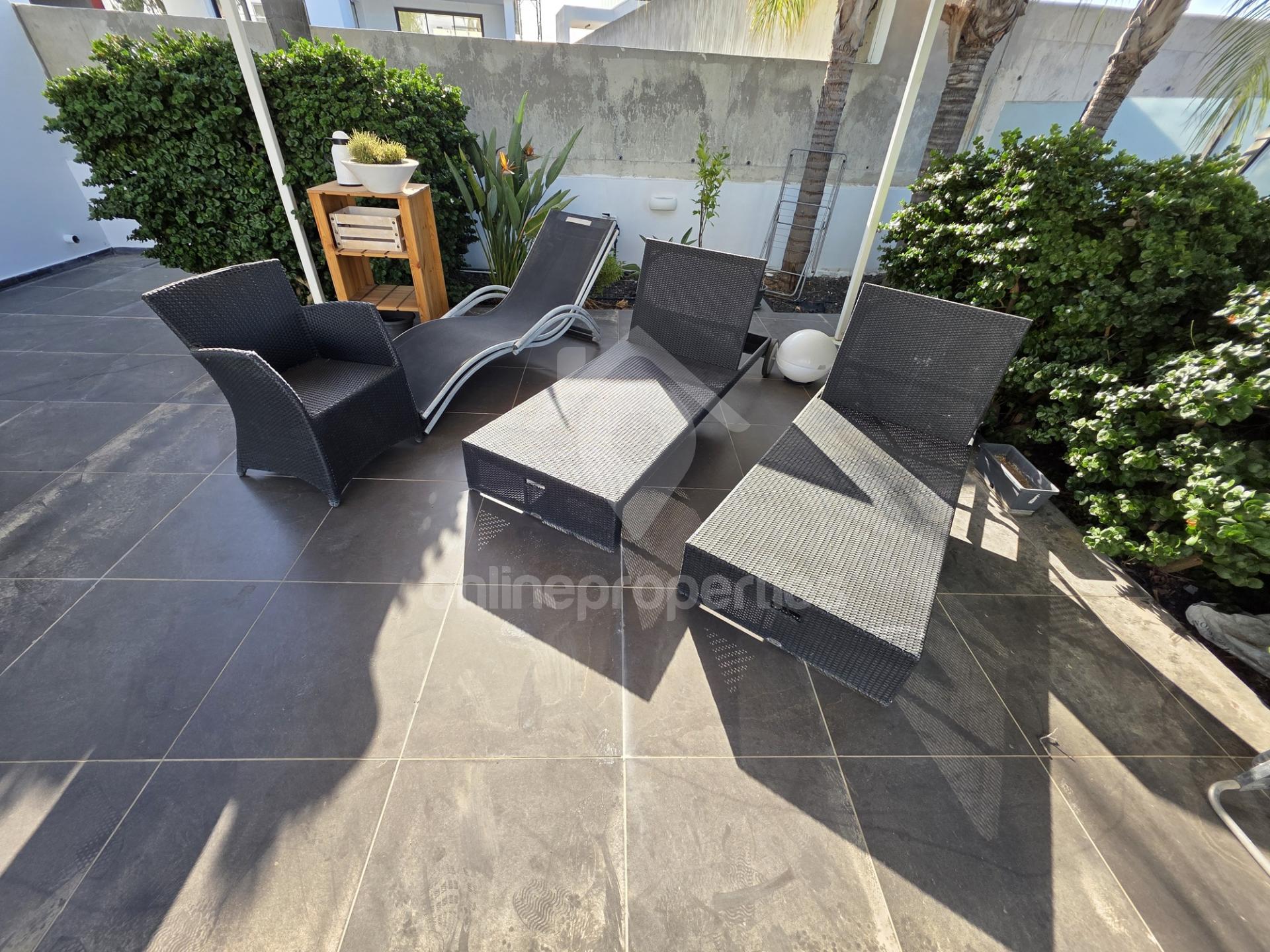 To change image, hover mouse over thumbnails below