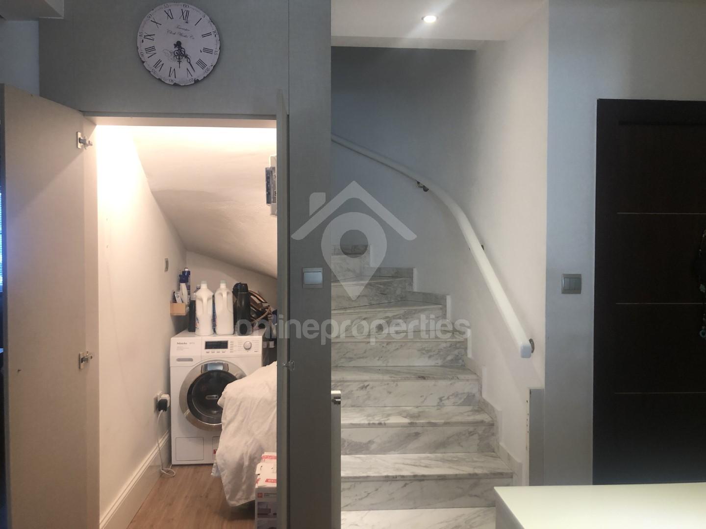 To change image, hover mouse over thumbnails below