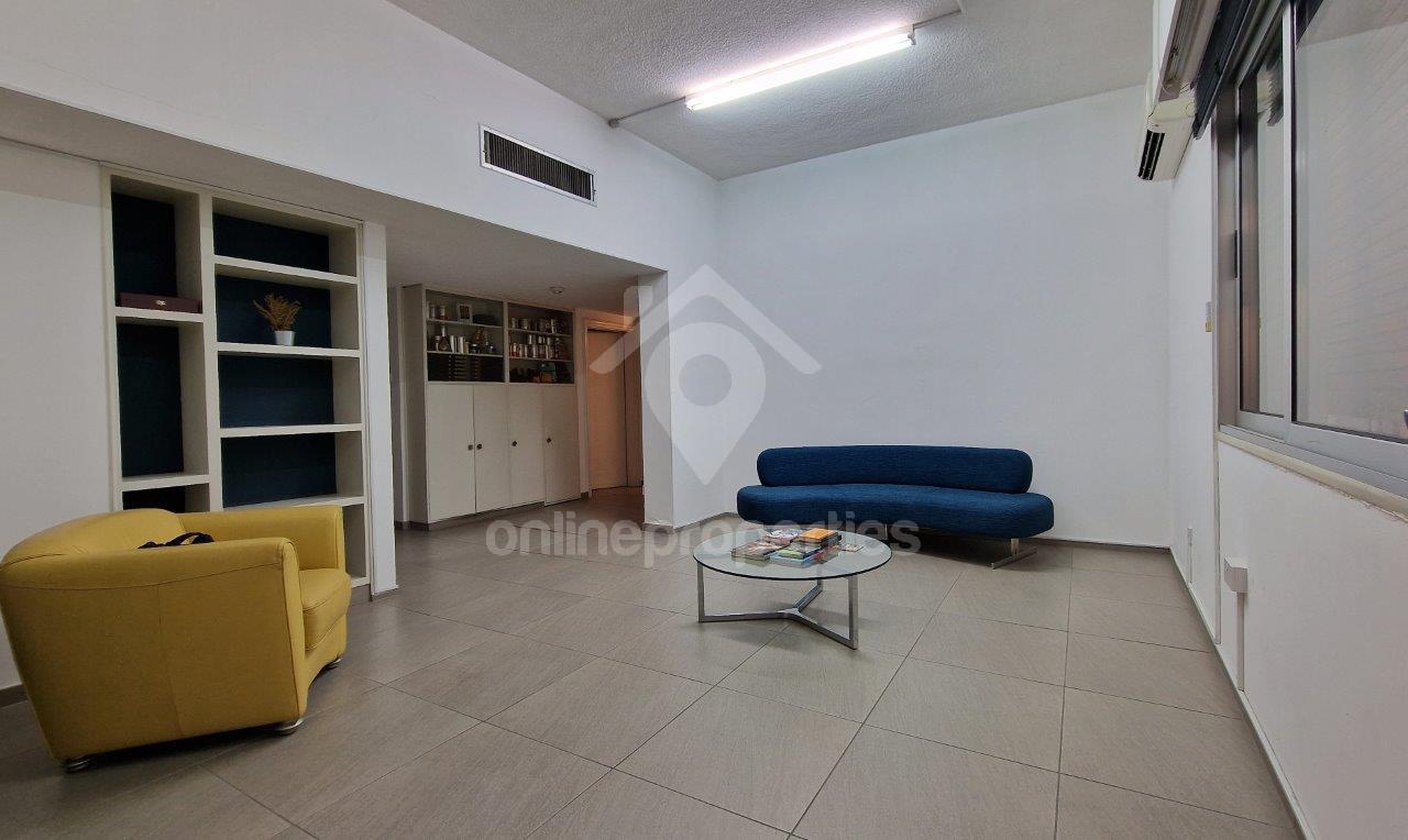 To change image, hover mouse over thumbnails below