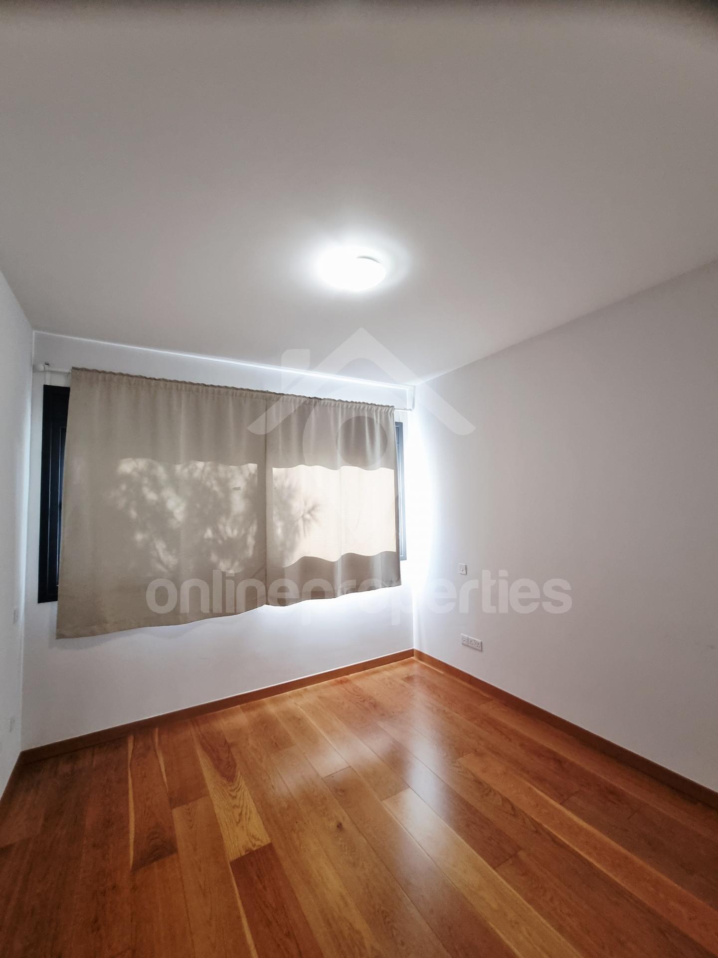 To change image, hover mouse over thumbnails below