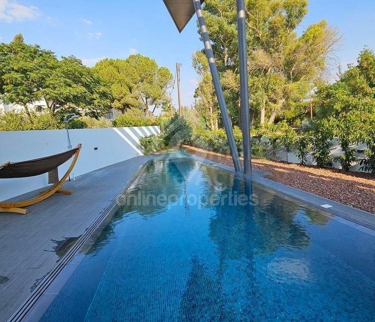 To change image, hover mouse over thumbnails below