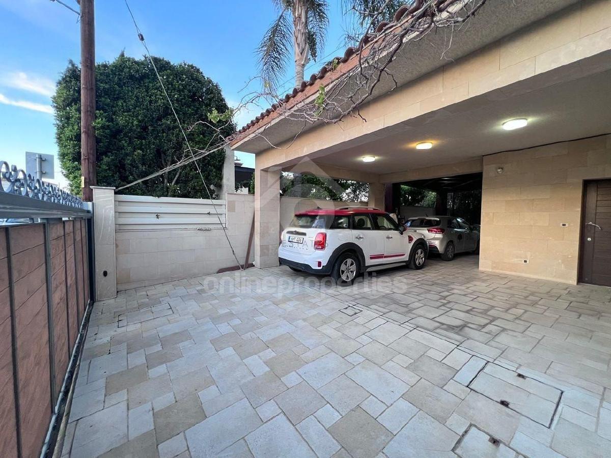 To change image, hover mouse over thumbnails below