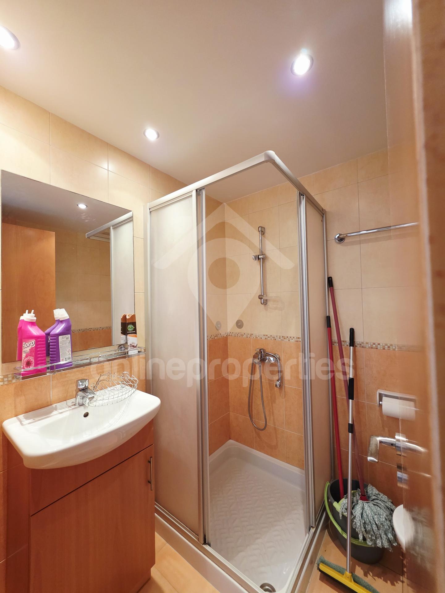 To change image, hover mouse over thumbnails below