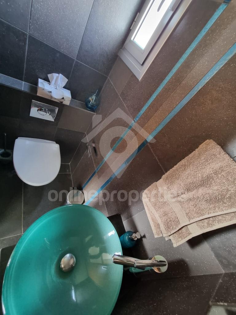 To change image, hover mouse over thumbnails below