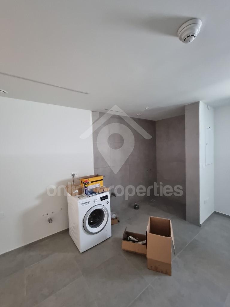 To change image, hover mouse over thumbnails below