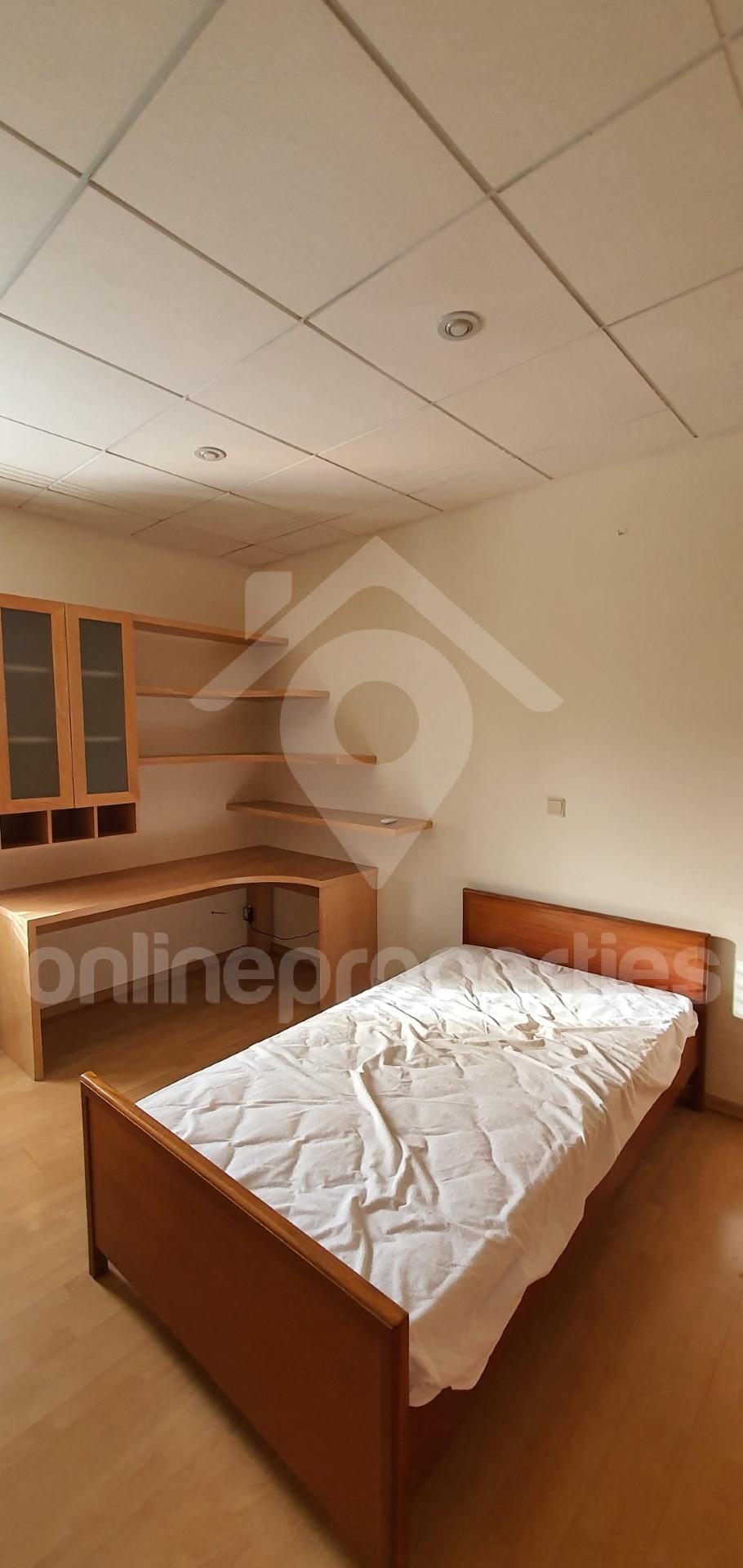 To change image, hover mouse over thumbnails below