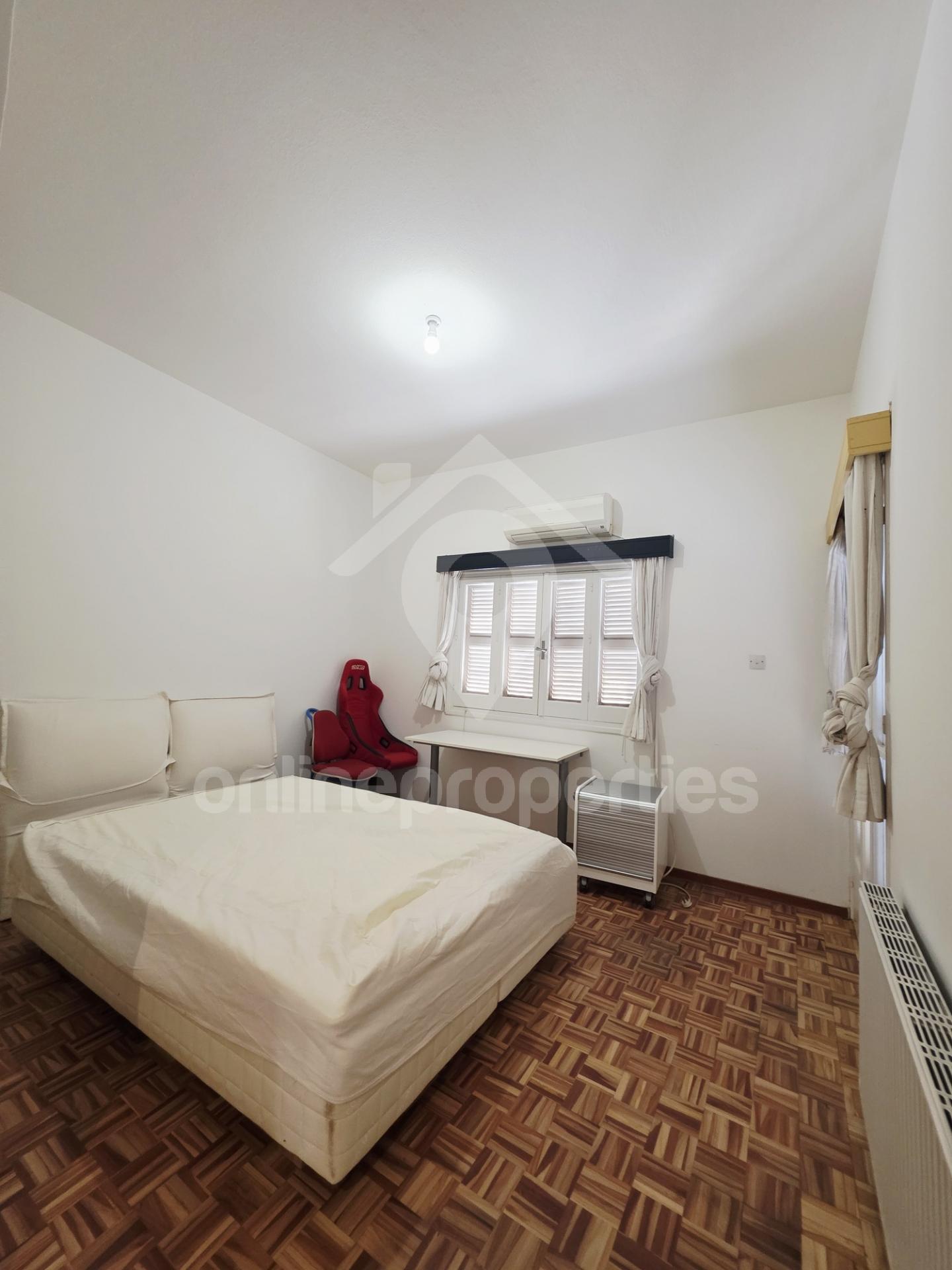 To change image, hover mouse over thumbnails below