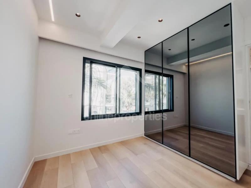 To change image, hover mouse over thumbnails below