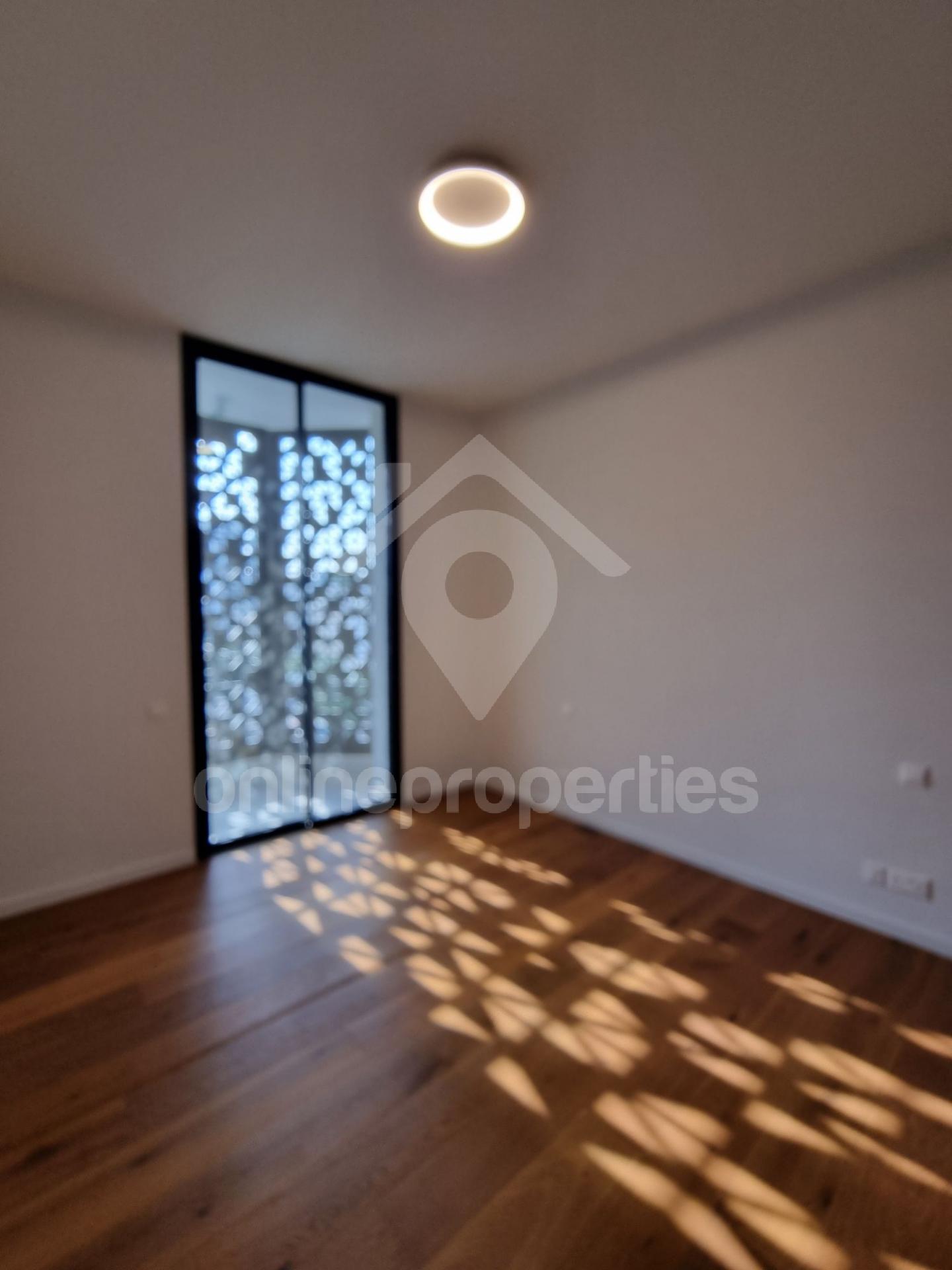 To change image, hover mouse over thumbnails below