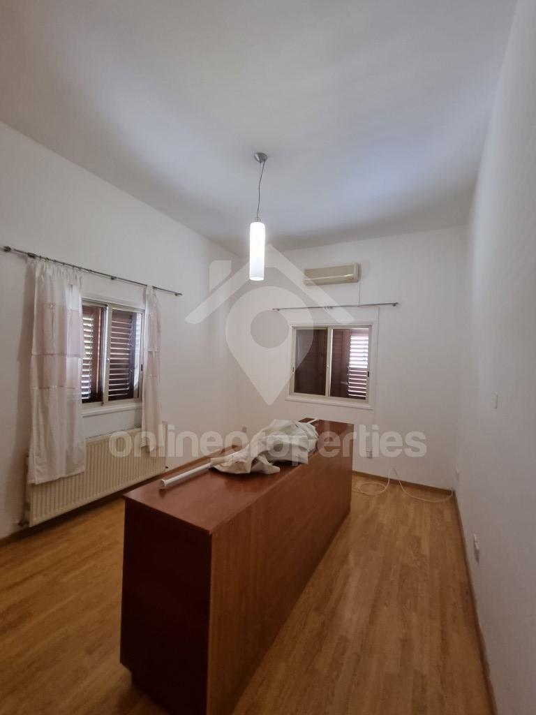 To change image, hover mouse over thumbnails below