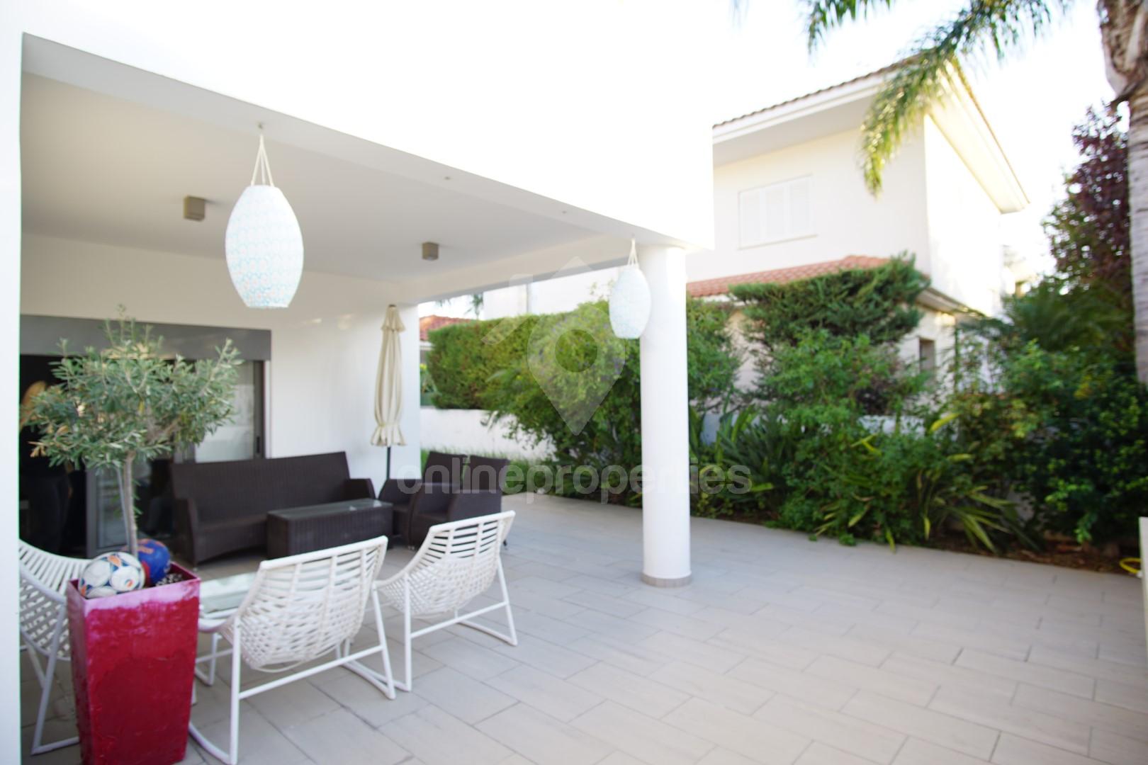 To change image, hover mouse over thumbnails below