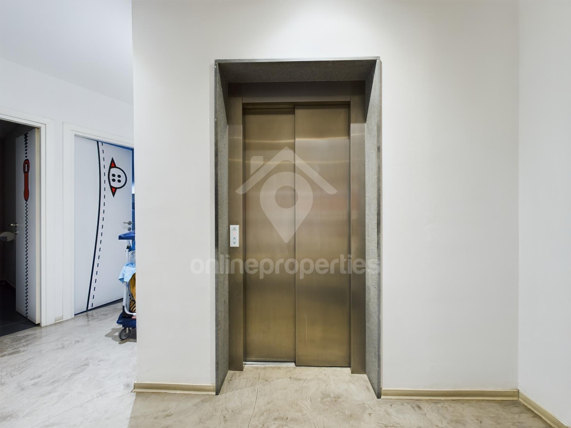 To change image, hover mouse over thumbnails below