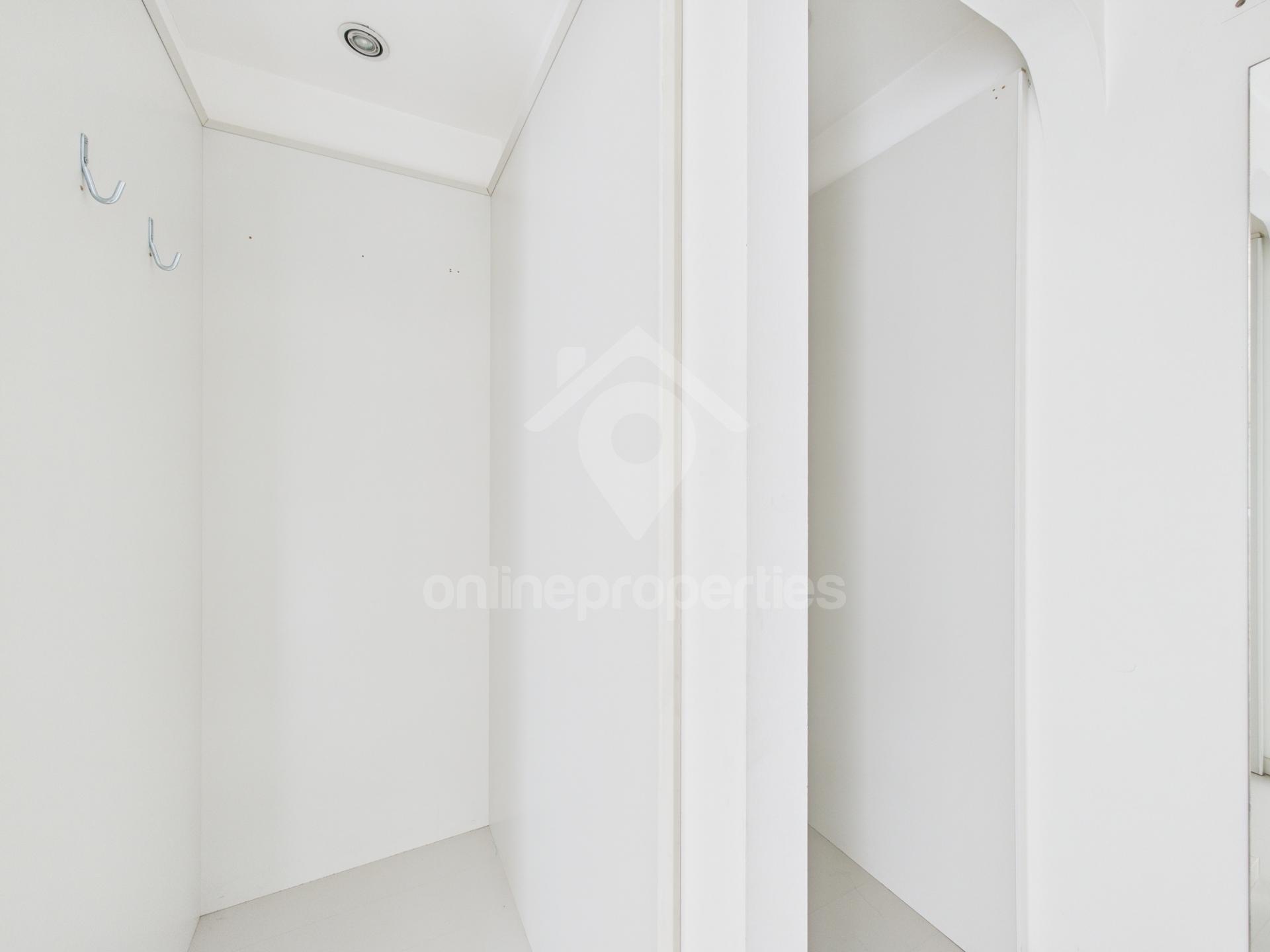 To change image, hover mouse over thumbnails below