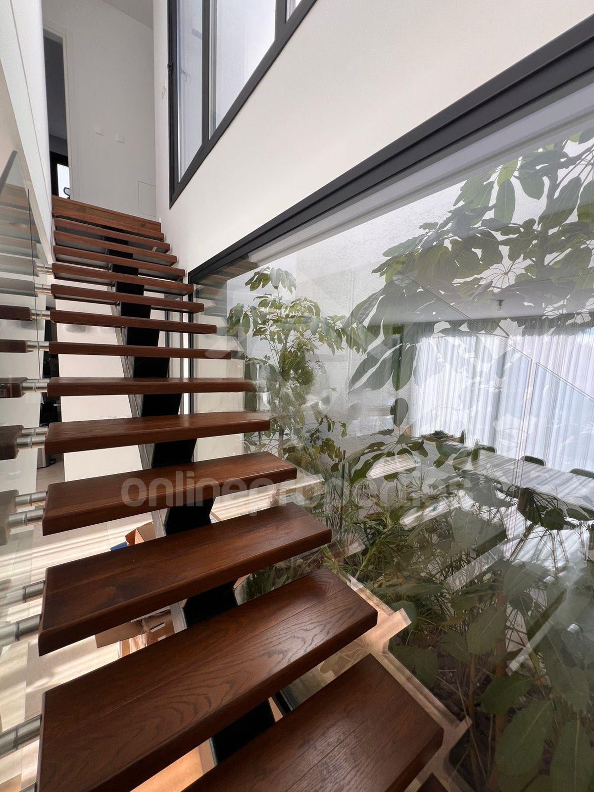 To change image, hover mouse over thumbnails below