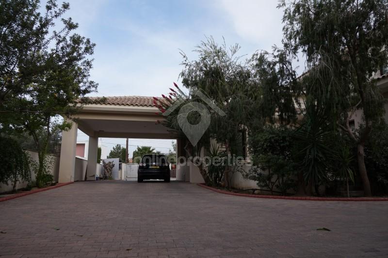 To change image, hover mouse over thumbnails below