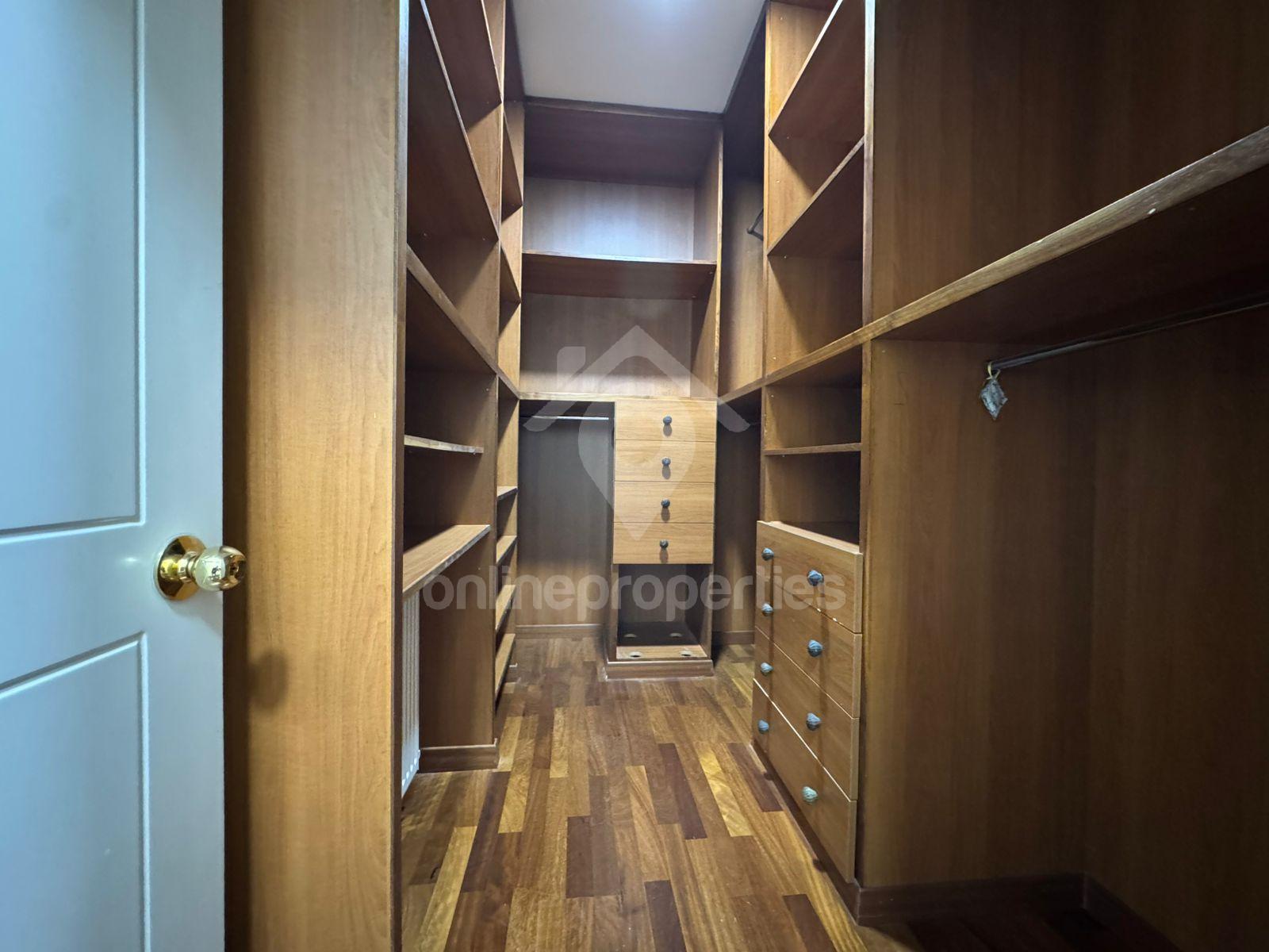 To change image, hover mouse over thumbnails below