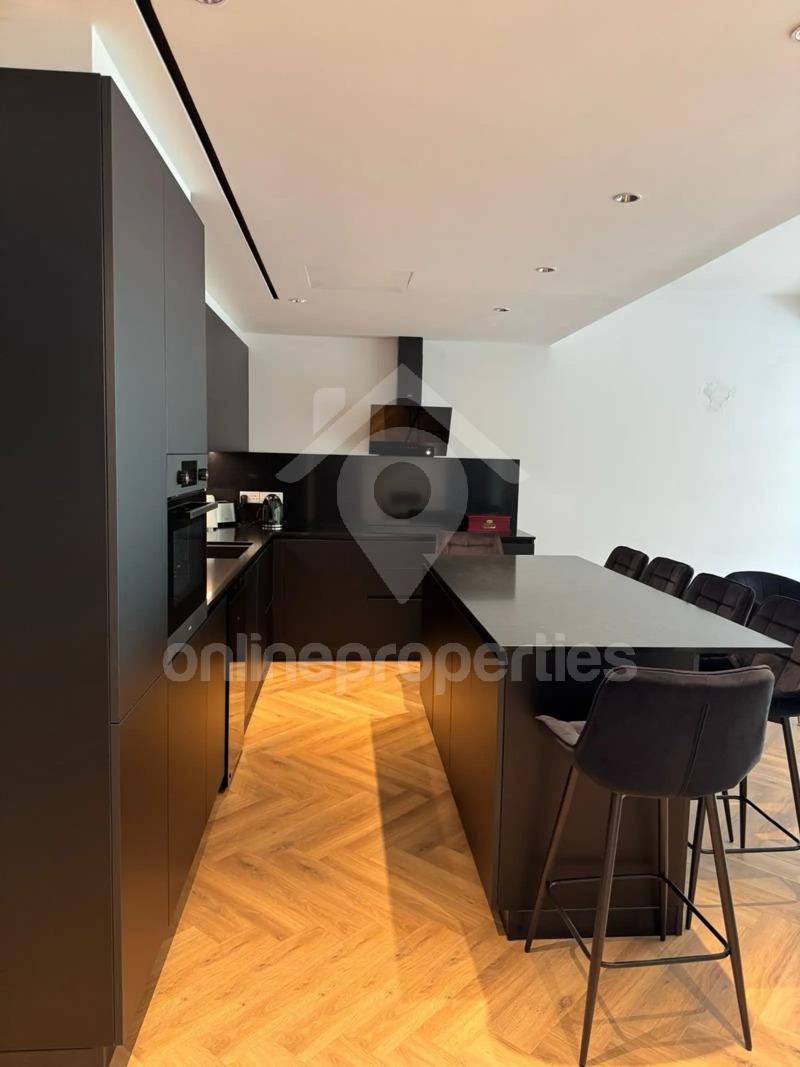 To change image, hover mouse over thumbnails below